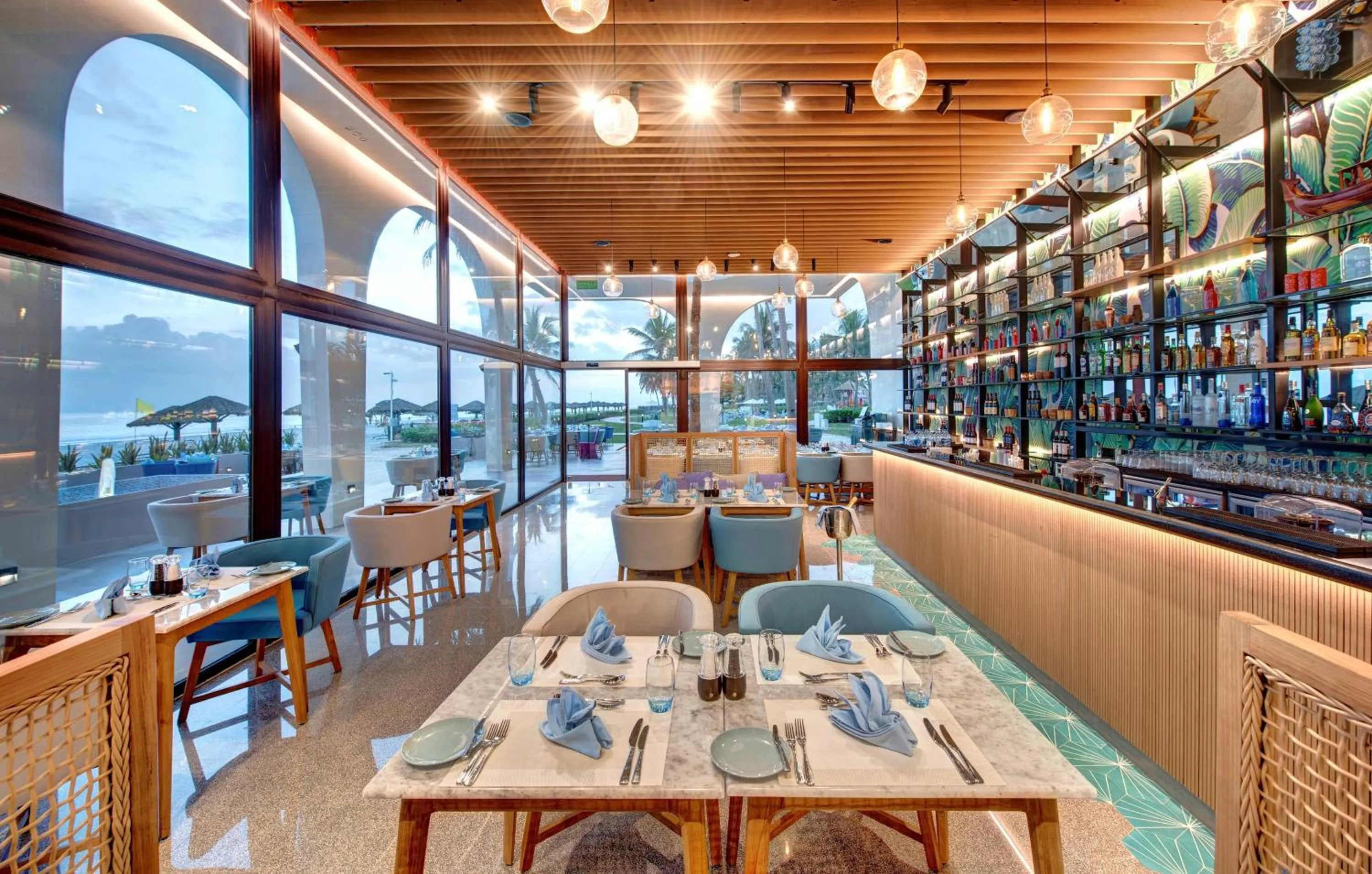 Lounge or bar in Crowne Plaza Resort Salalah by IHG