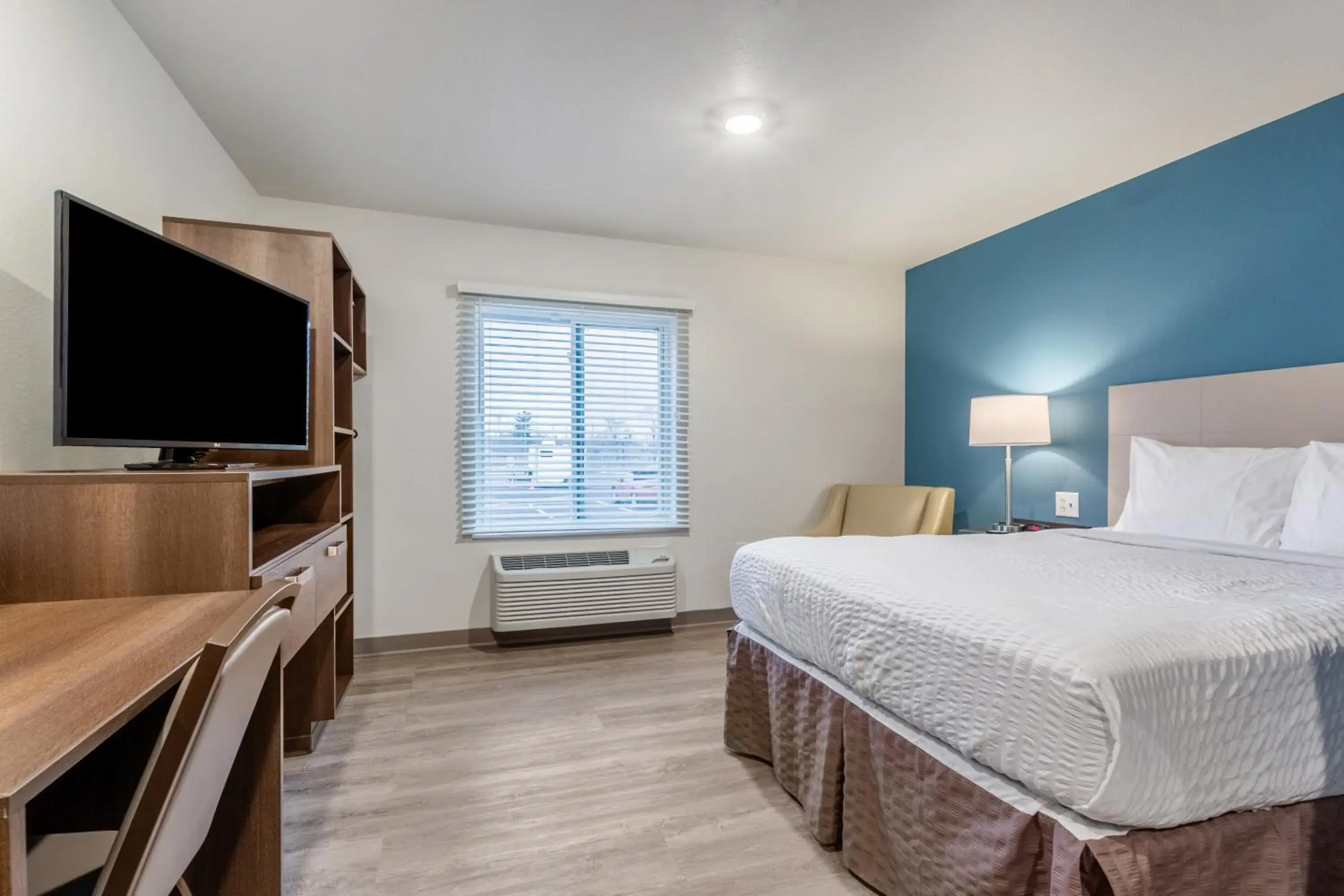 King Room with Tub - Accessible/Non Smoking in WoodSpring Suites Elgin - Chicago King Room with Tub - Accessible/Non Smoking in WoodSpring Suites Elgin - Chicago