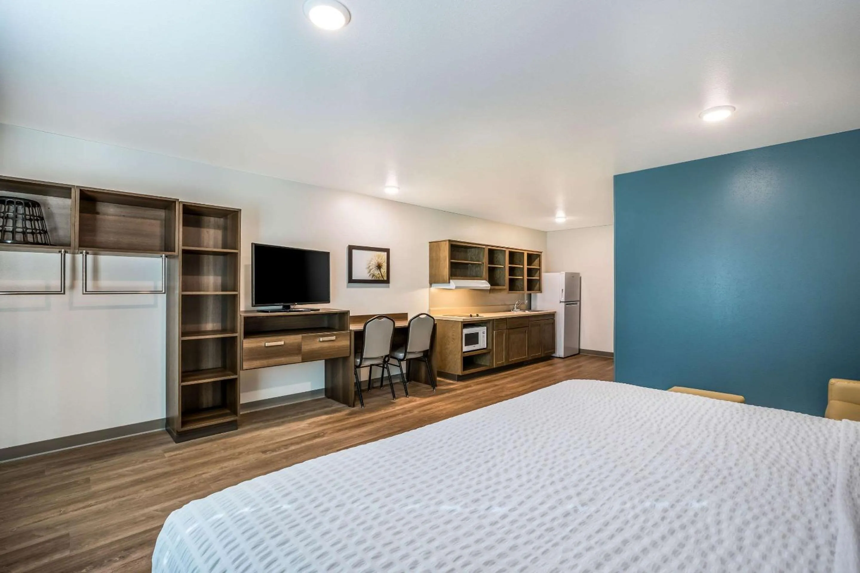 Photo of the whole room, Bed in WoodSpring Suites Elgin - Chicago