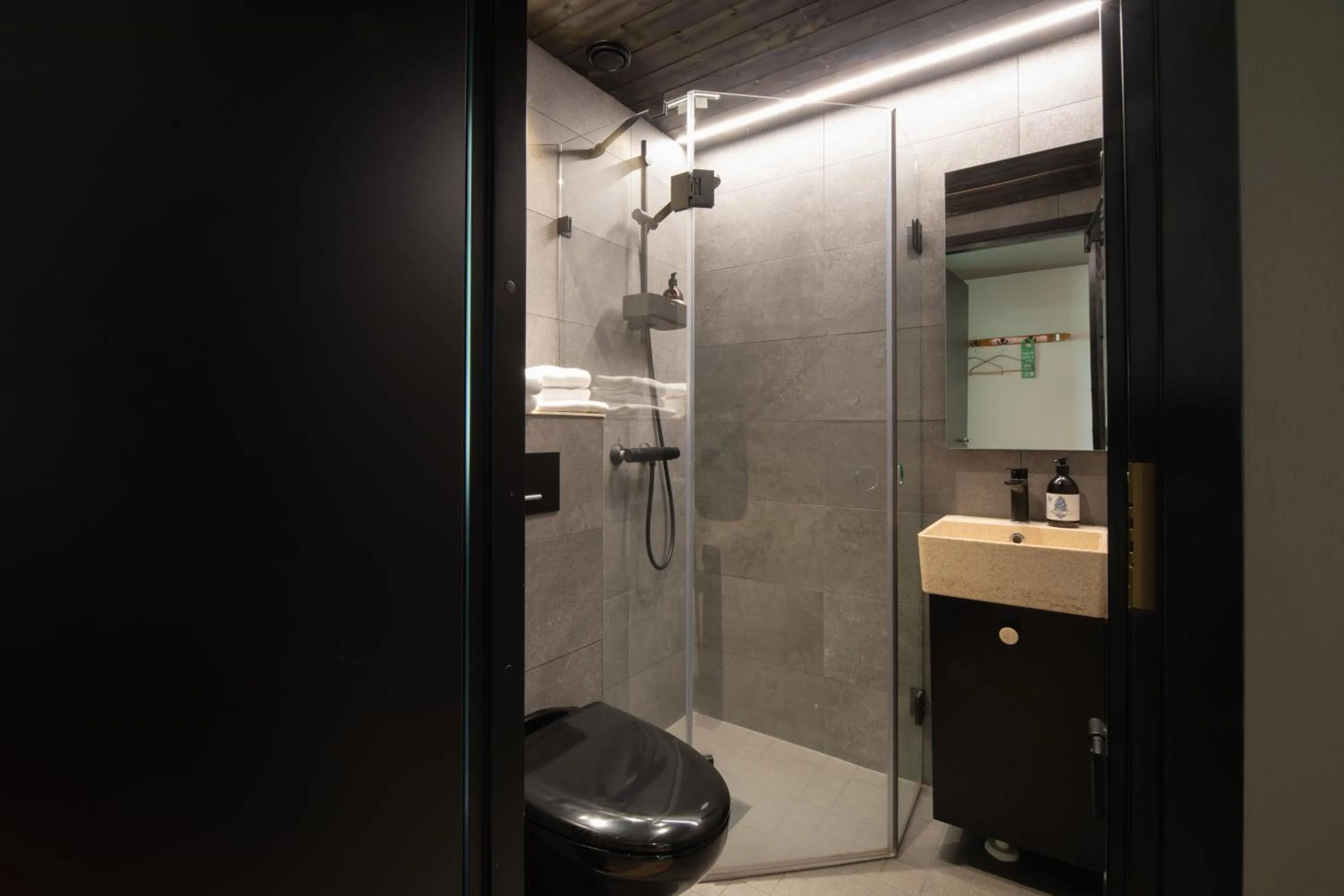 Haltia Lake Lodge nature boutique hotel & glamping