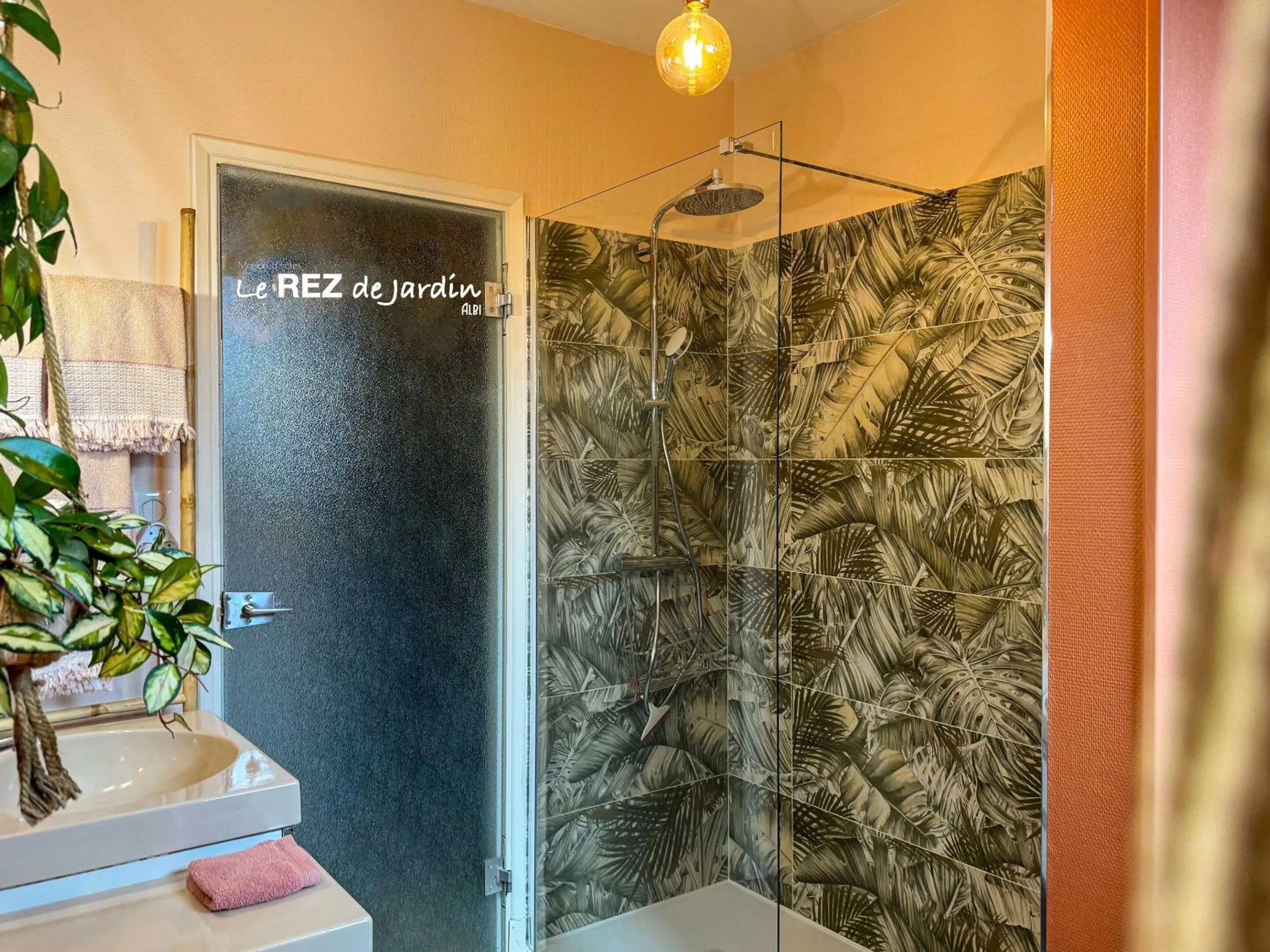 Bathroom in Le Rez de Jardin Albi