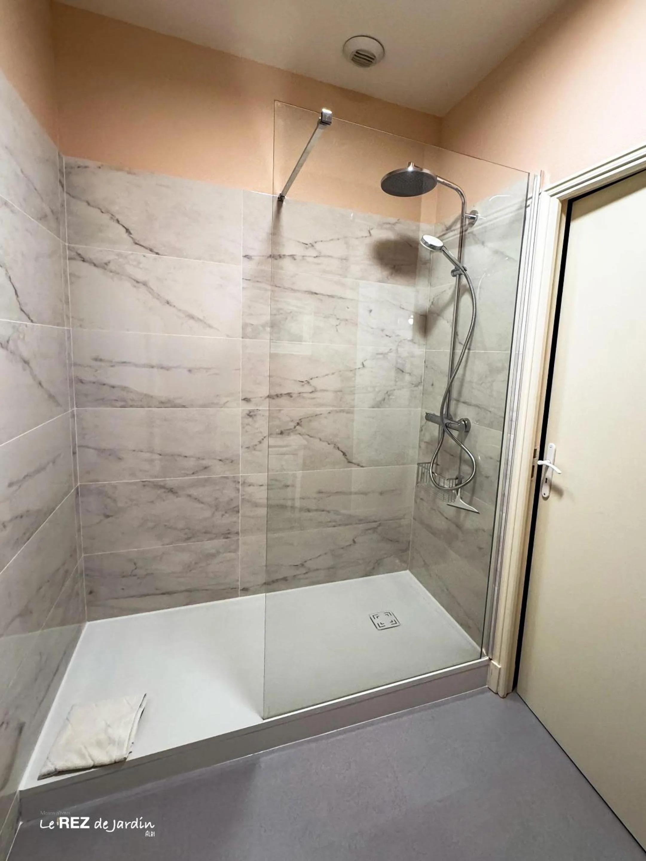 Bathroom in Le Rez de Jardin Albi