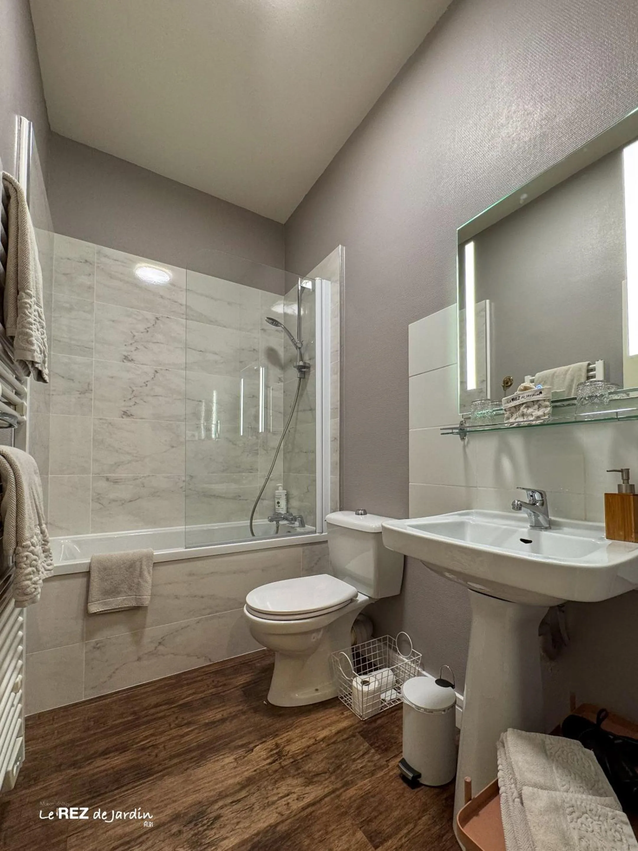 Bathroom in Le Rez de Jardin Albi