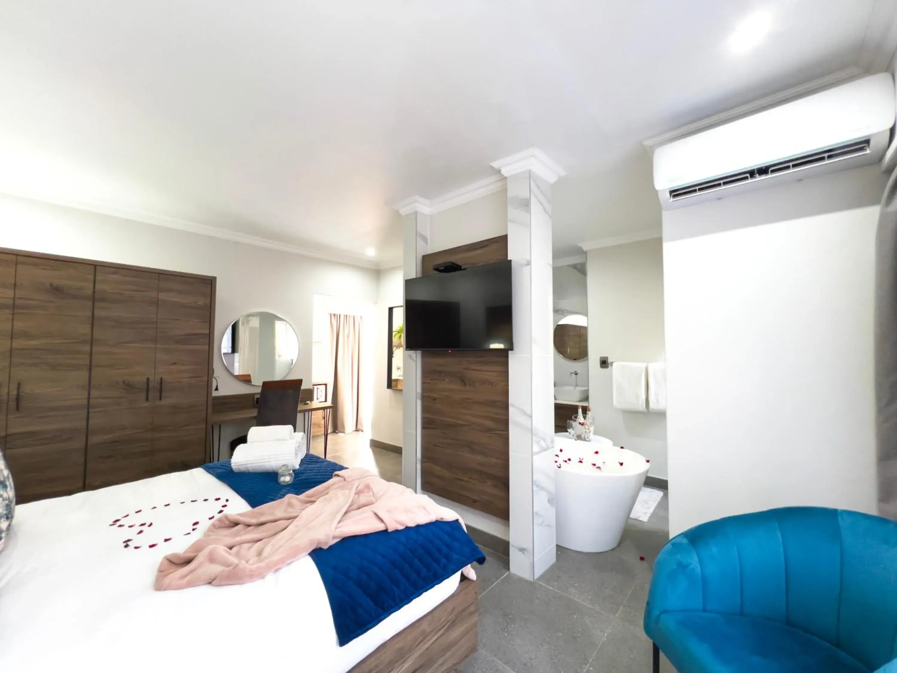 Bedroom, Bed in Alveston Manor Boutique Hotel & Spa Bedroom, Bed in Alveston Manor Boutique Hotel & Spa