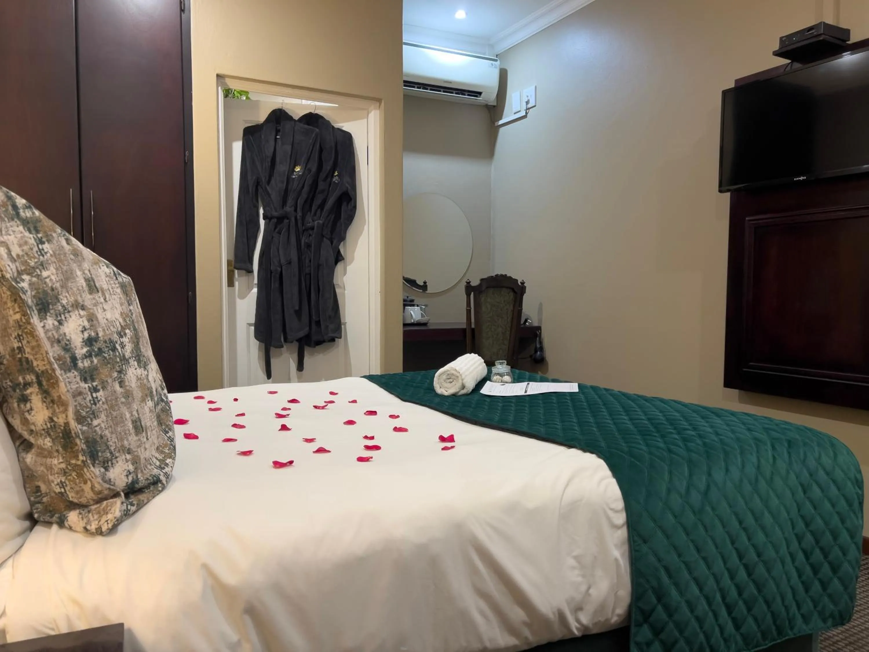 Bedroom, Bed in Alveston Manor Boutique Hotel & Spa