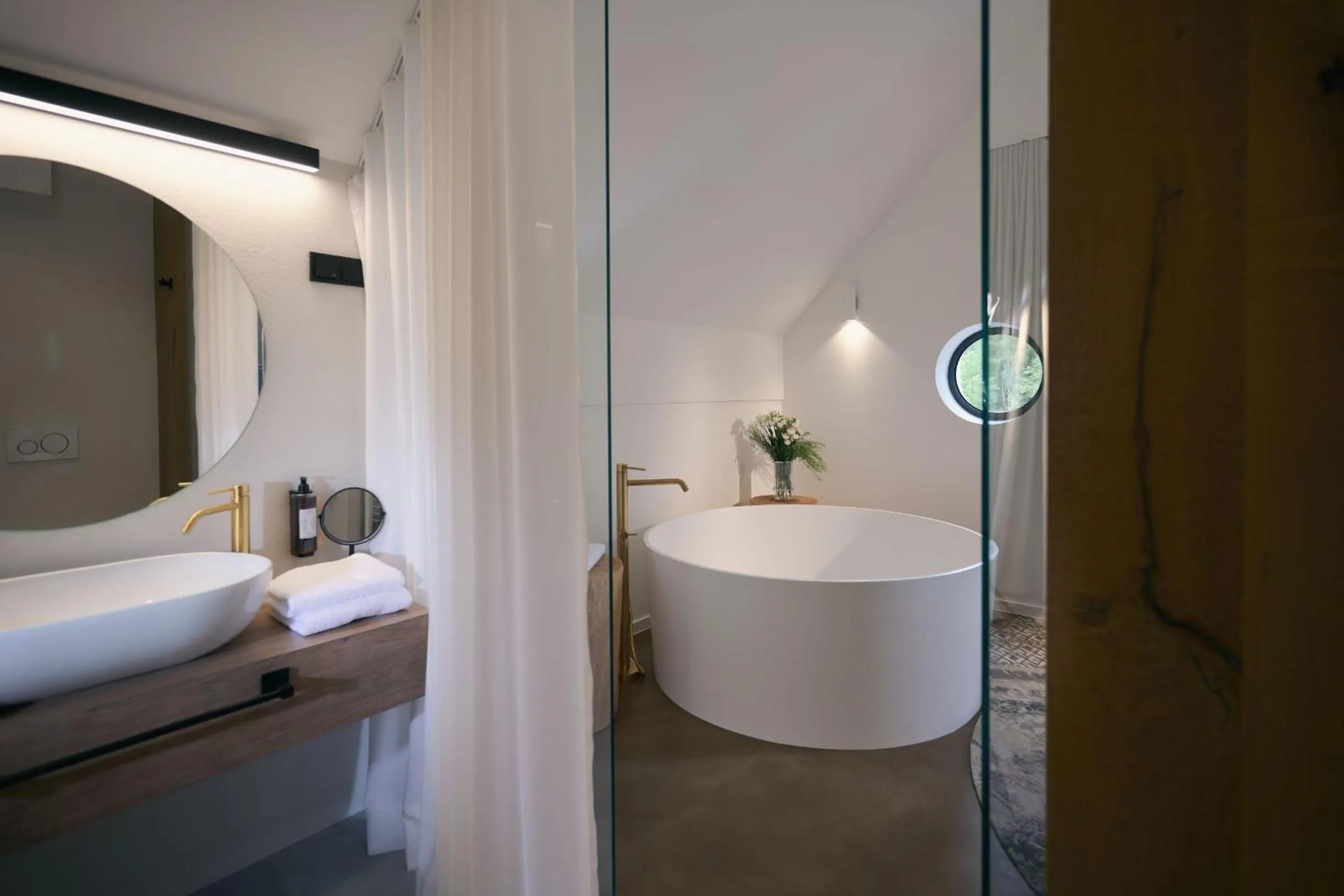 Bath, Bed in Triangel Boutique Hotel
