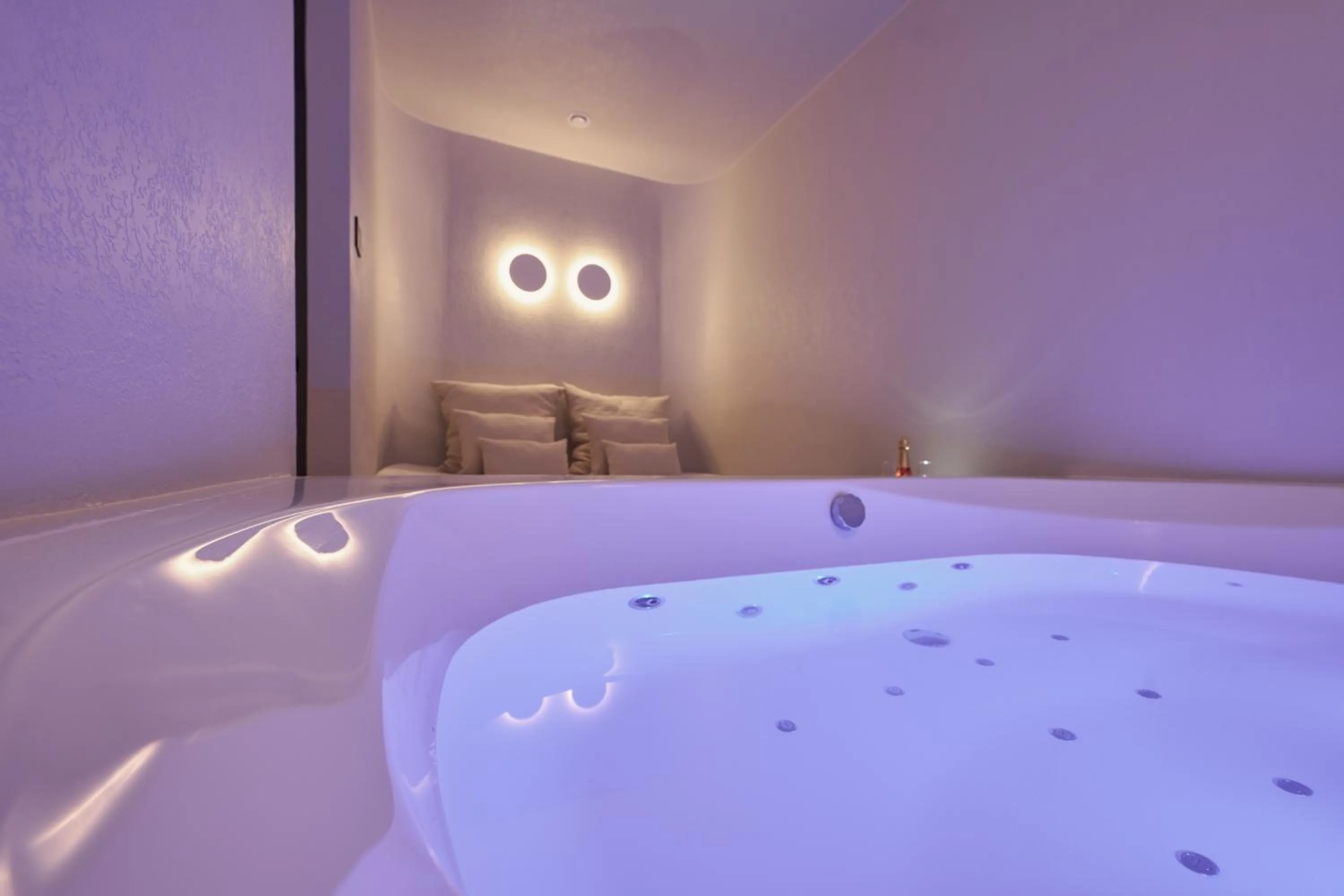 Hot Tub, Bed in Triangel Boutique Hotel