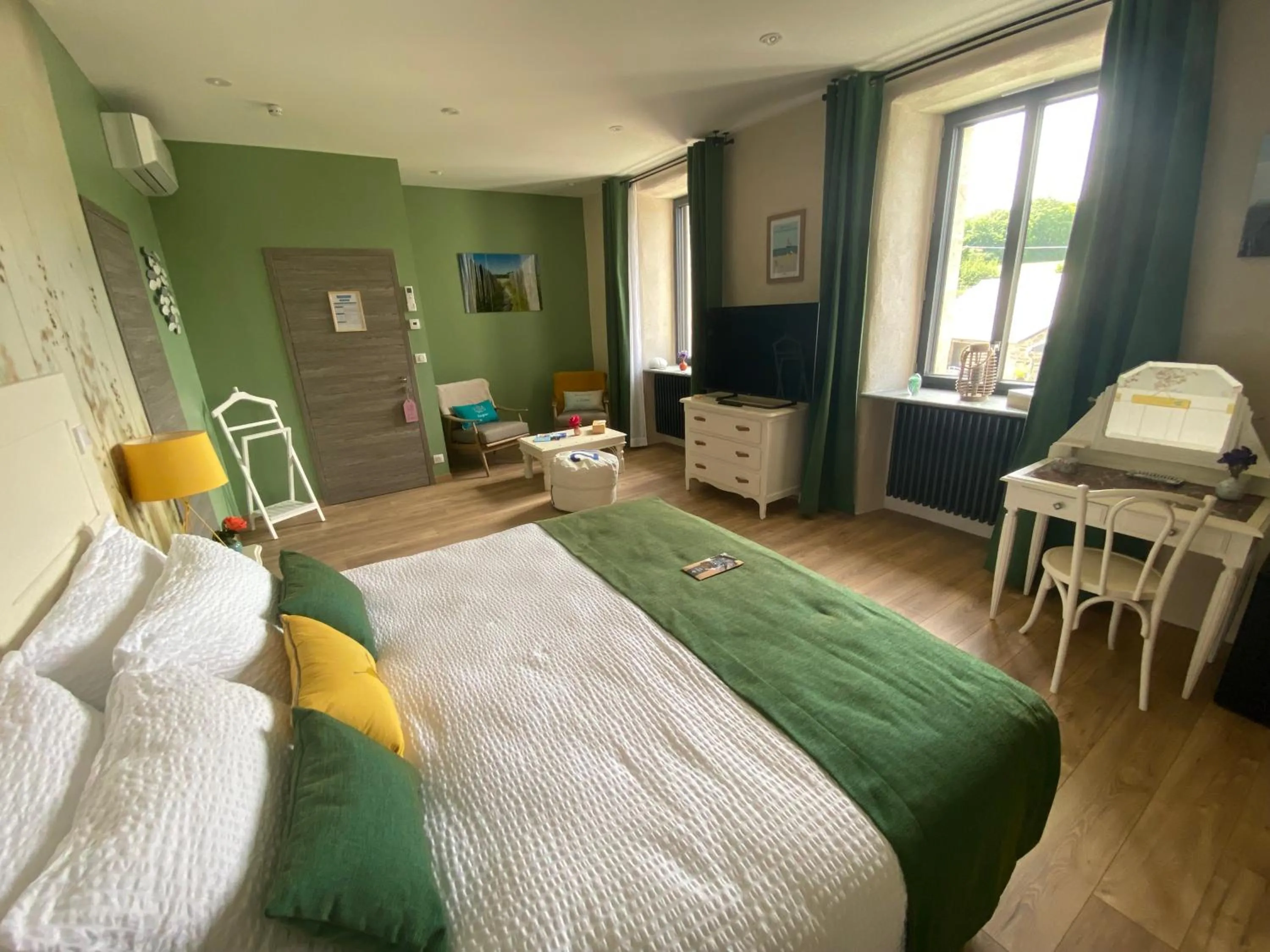 Photo of the whole room, Bed in L’ARDOISIÈRE, maison d’hôtes et d’amis