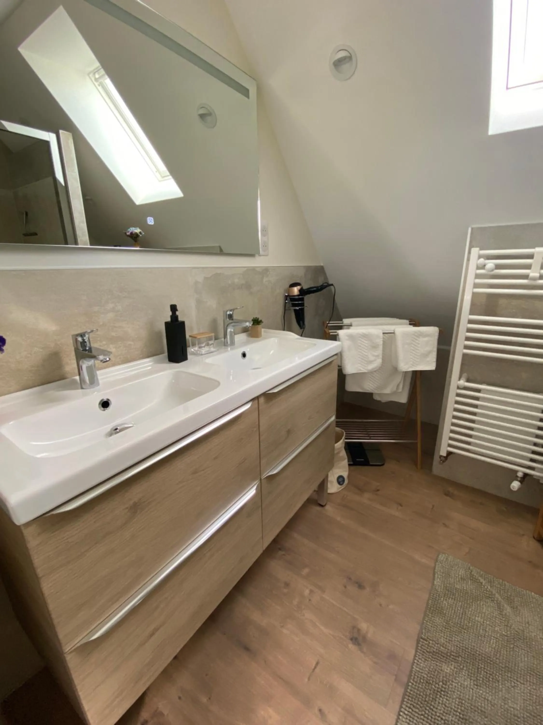 Bathroom in L’ARDOISIÈRE, maison d’hôtes et d’amis