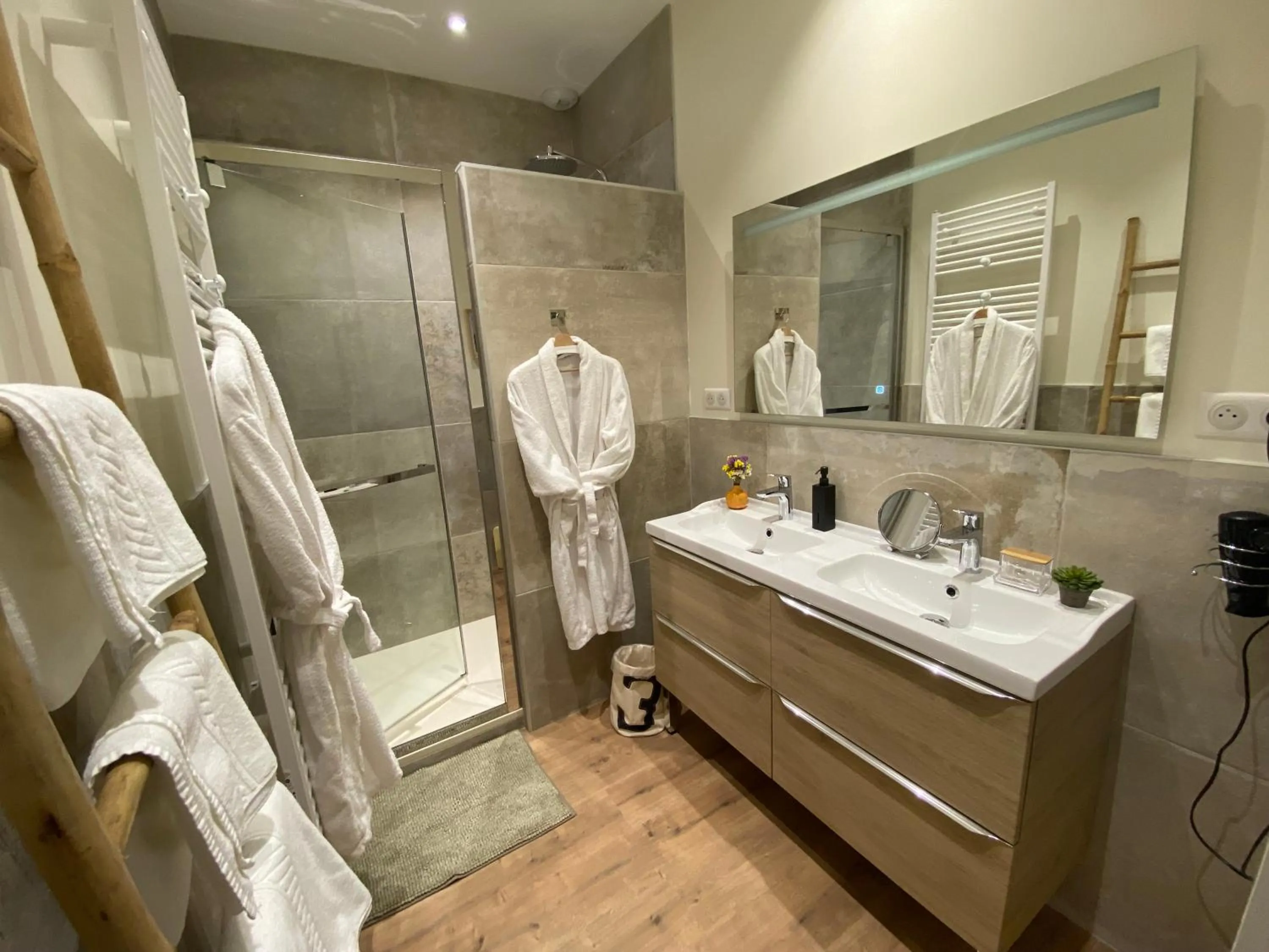 Bathroom in L’ARDOISIÈRE, maison d’hôtes et d’amis