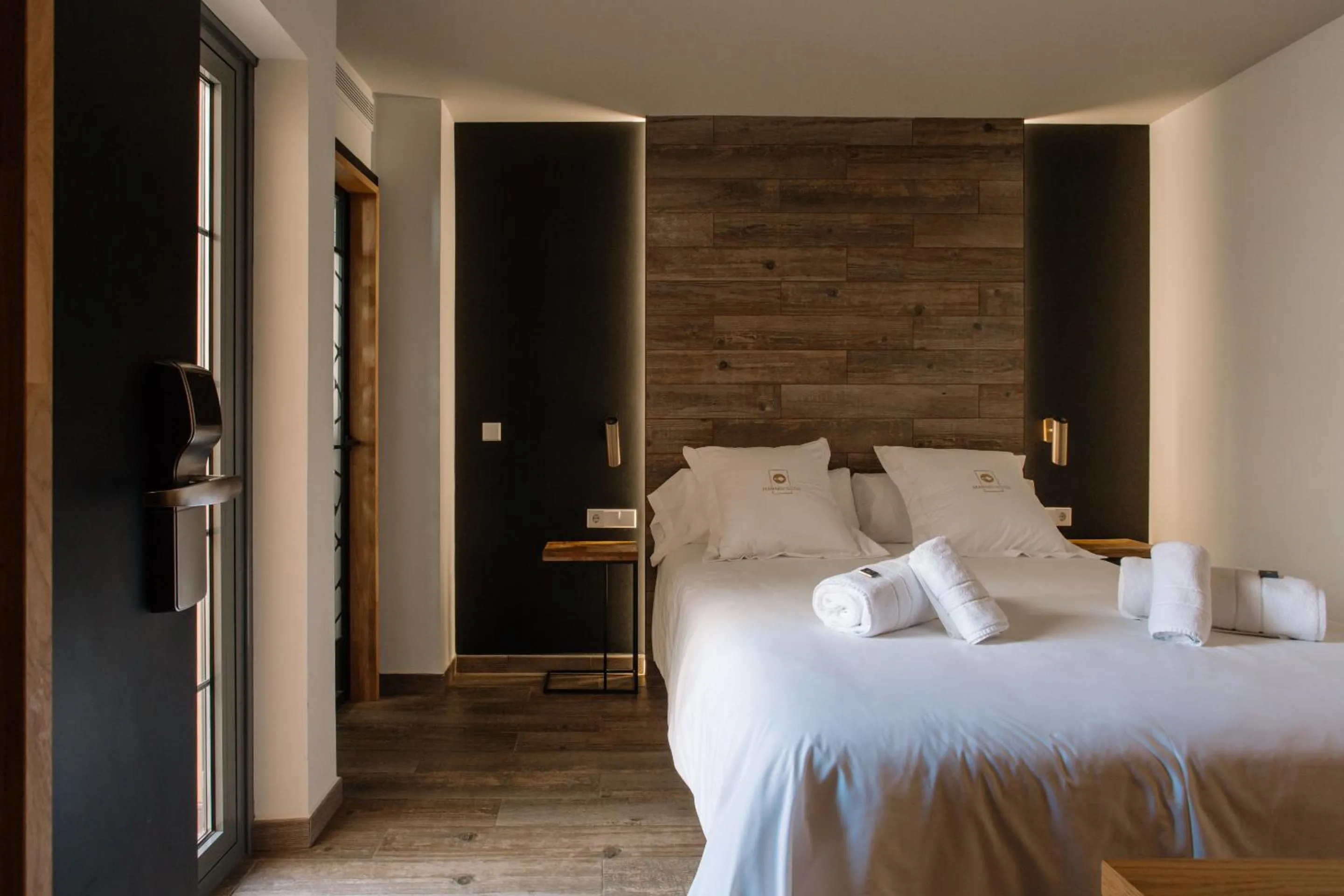Bedroom, Bed in Pou