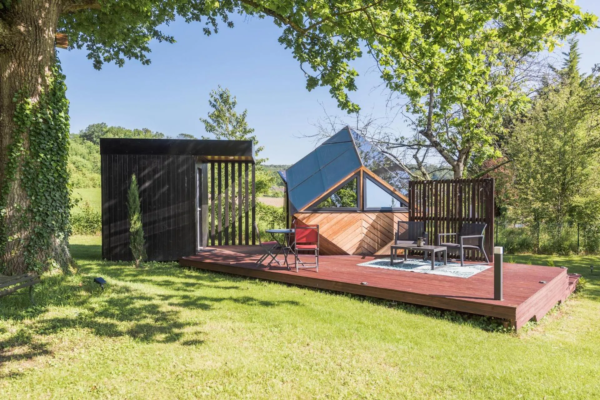 Patio in LA RÉSERVE DE L'AUBE - Hébergements insolites Luxe et Design