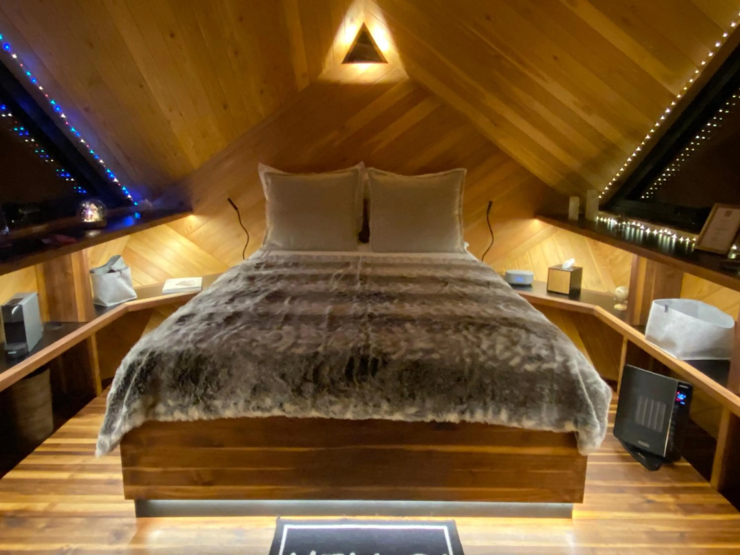 Bedroom, Bed in LA RÉSERVE DE L'AUBE - Hébergements insolites Luxe et Design