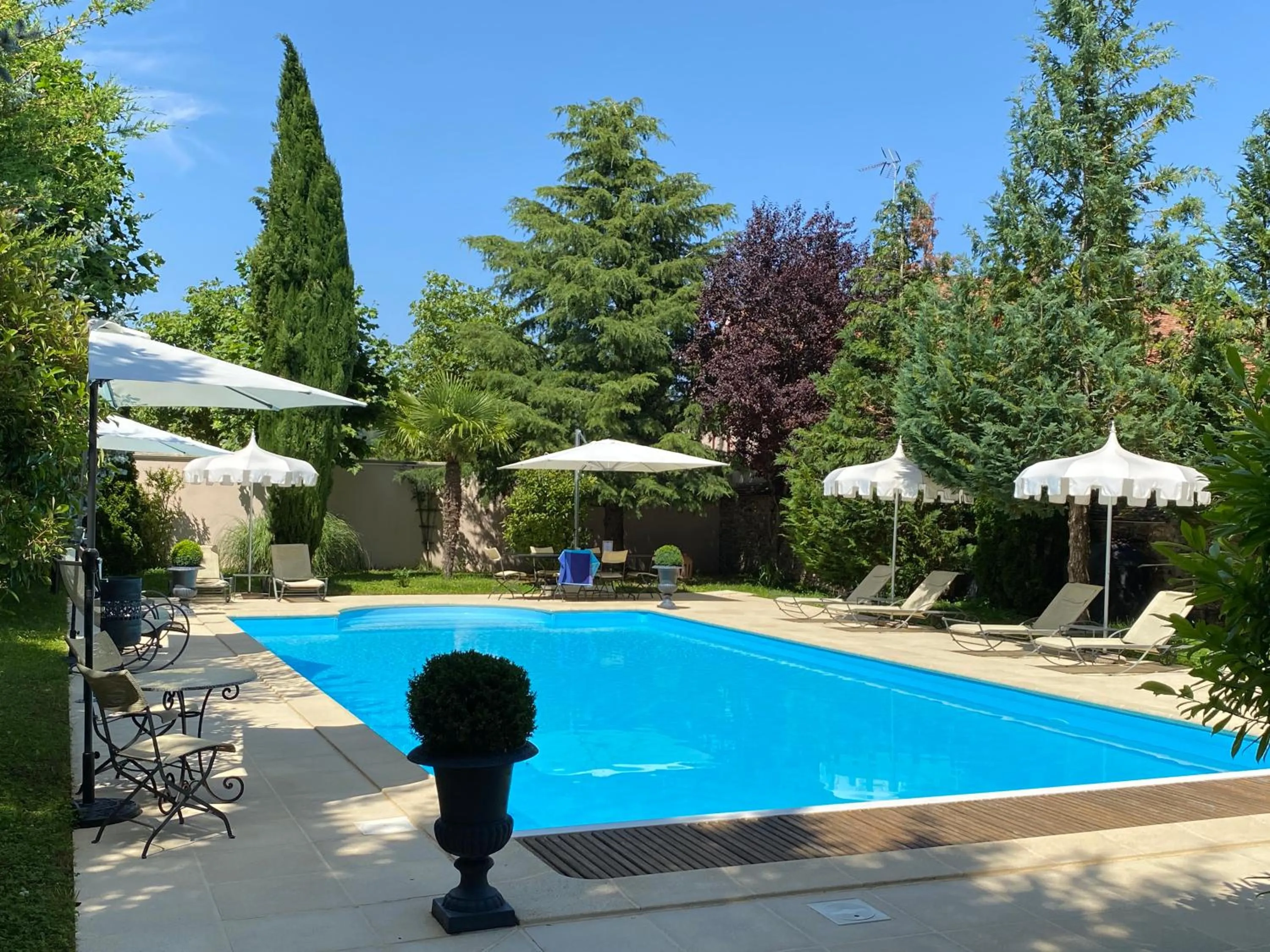 Swimming pool in LA RÉSERVE DE L'AUBE - Hébergements insolites Luxe et Design