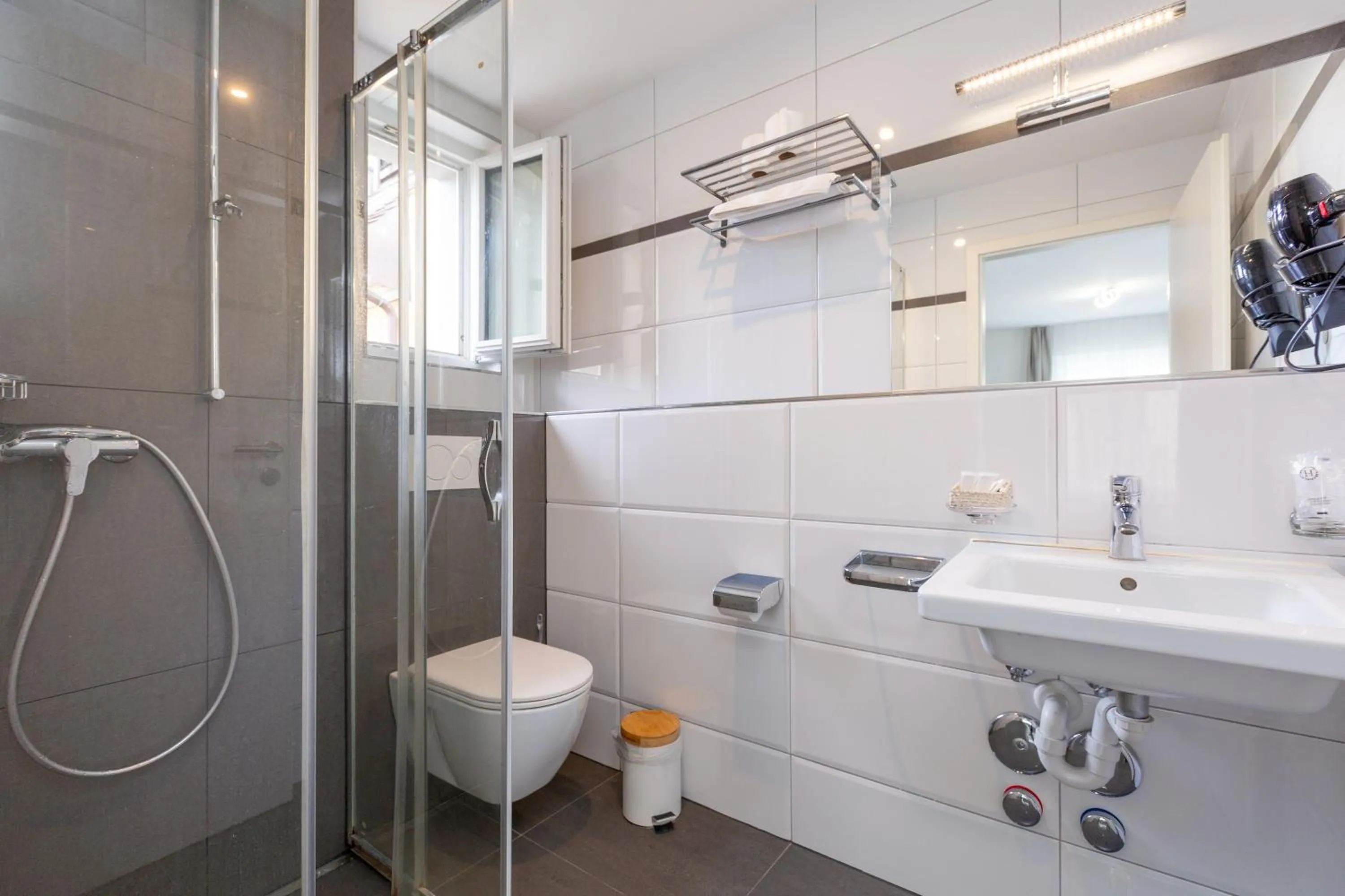 Shower in Hotel Kernhof Self Check-In