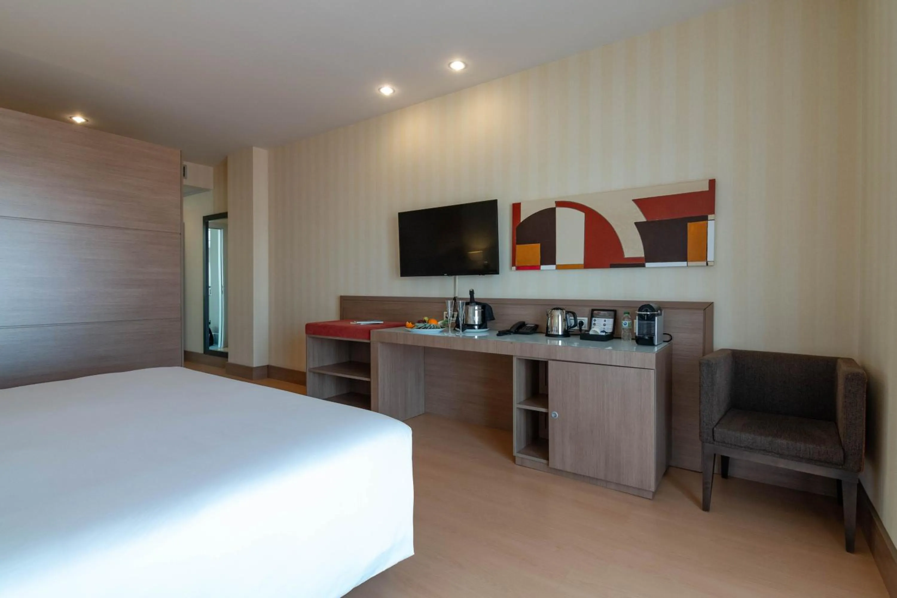 Photo of the whole room, Bed in Hotel Ibersol Atrio del Mar