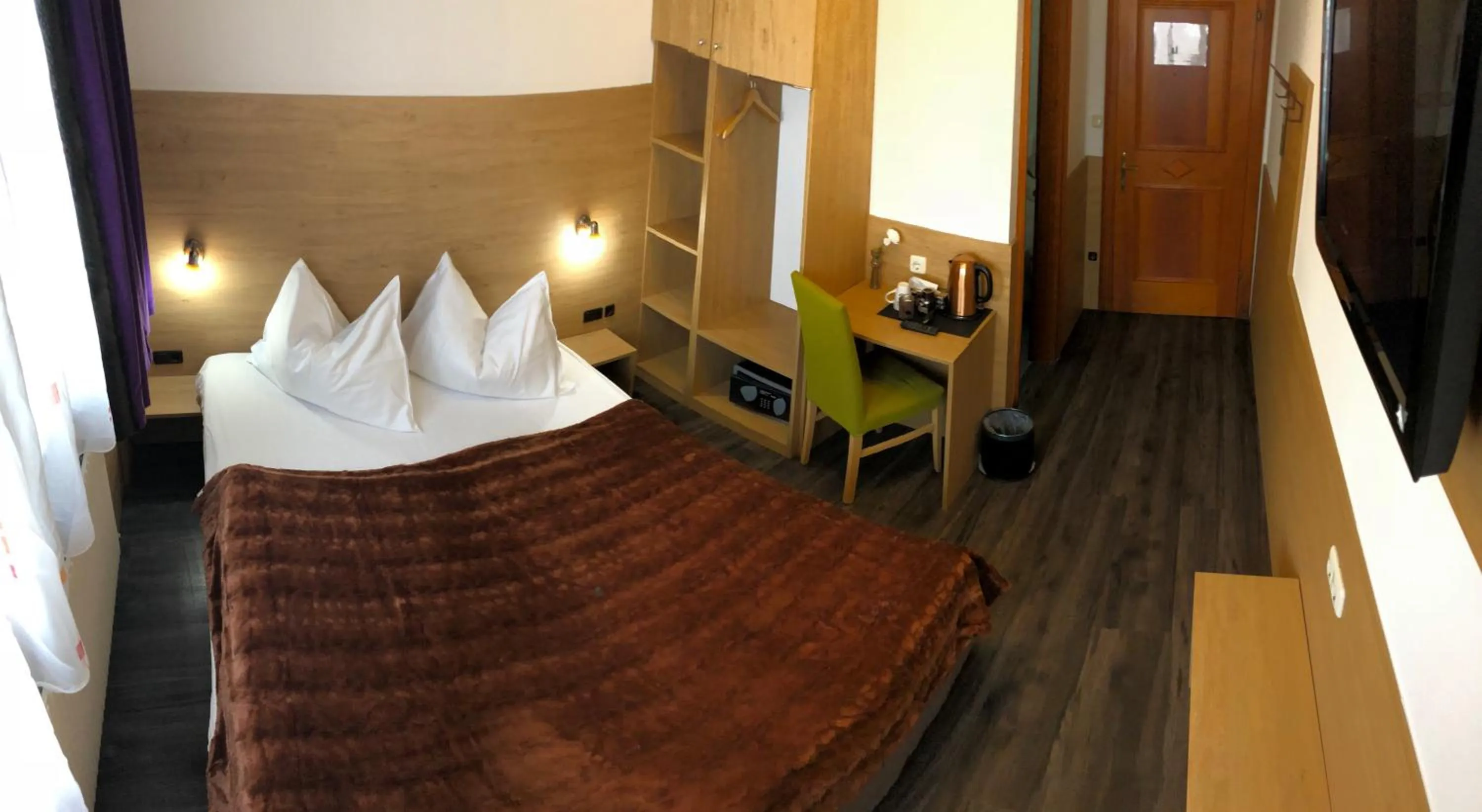 Shower, Bed in Hotel Vogelweiderhof