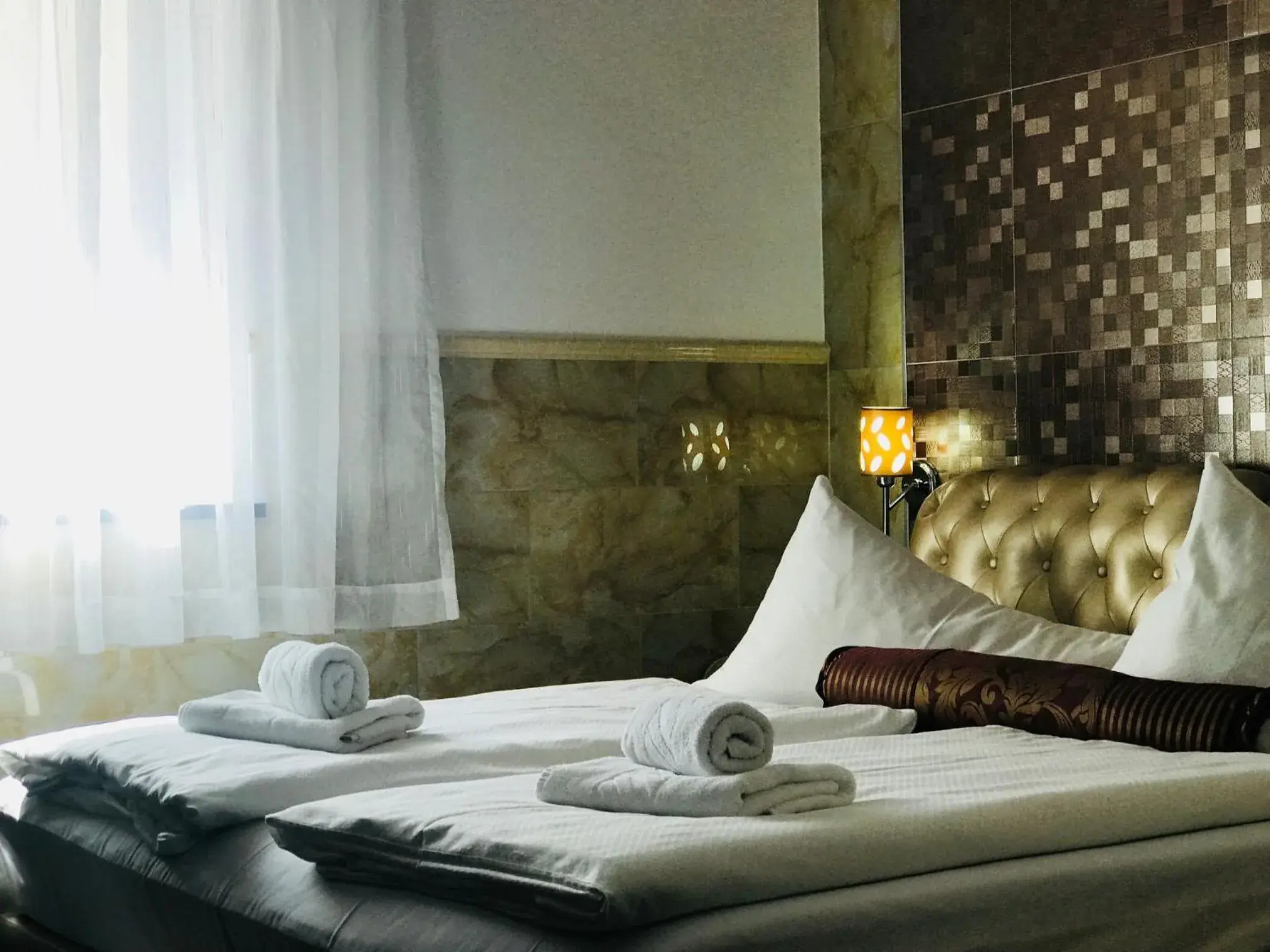 Shower, Bed in Hotel Vogelweiderhof