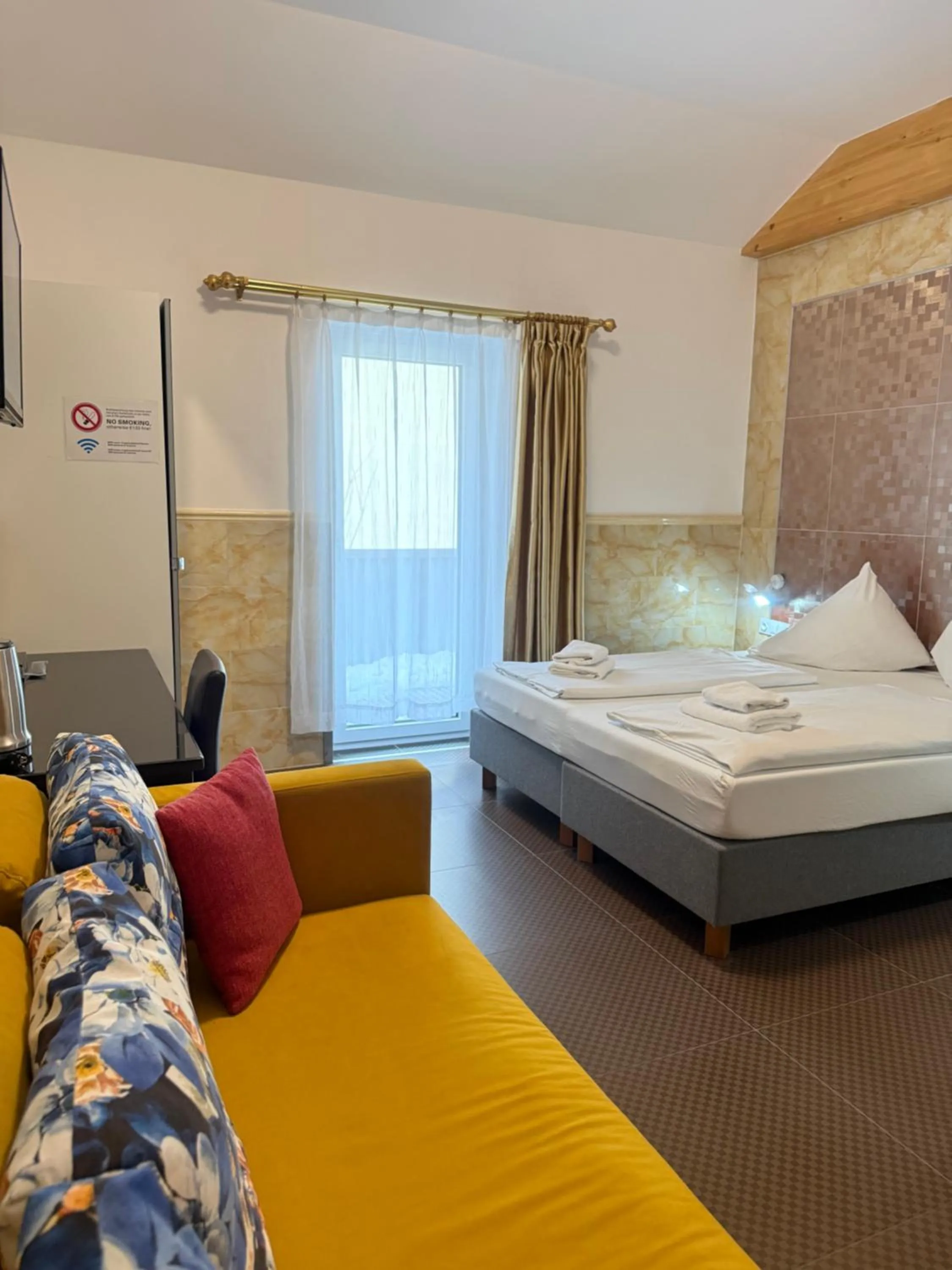 Photo of the whole room, Bed in Hotel Vogelweiderhof