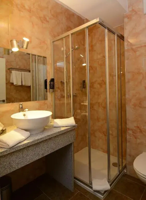 Shower, Bathroom in Hotel Vogelweiderhof