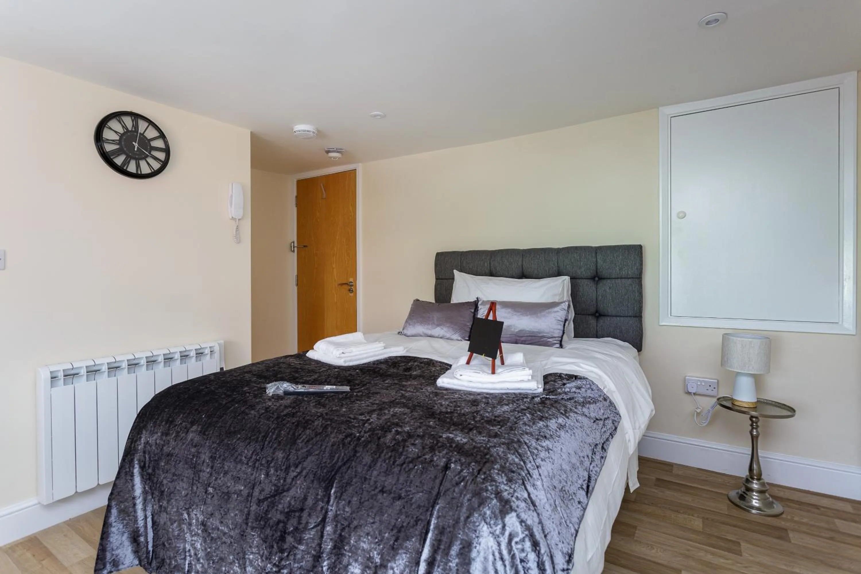 Bedroom, Bed in St Mary's - Modern Central Huge Studio Apartments