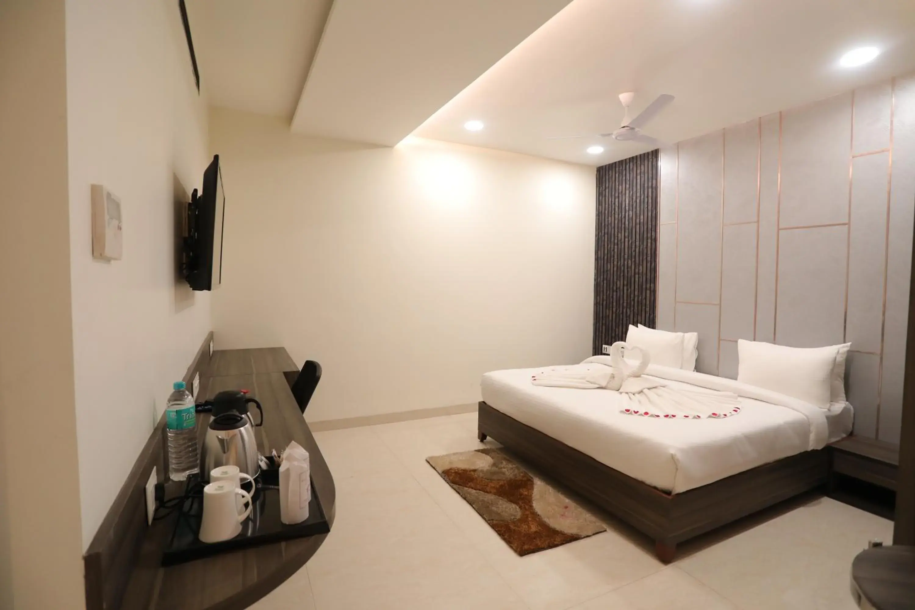 Coffee/tea facilities, Bed in Hotel Pradeep Star Inn Coffee/tea facilities, Bed in Hotel Pradeep Star Inn