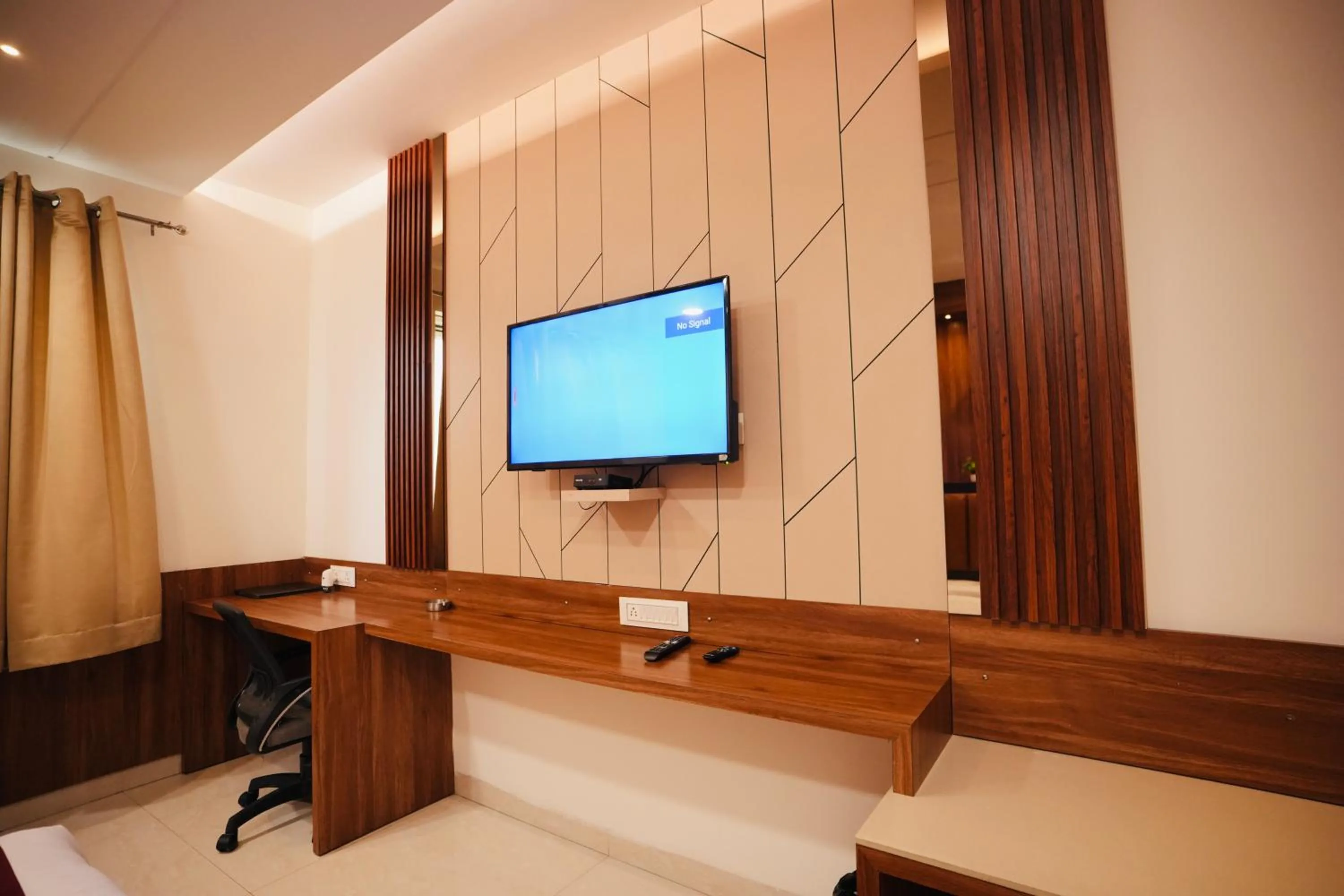 TV and multimedia in Hotel Pradeep Star Inn