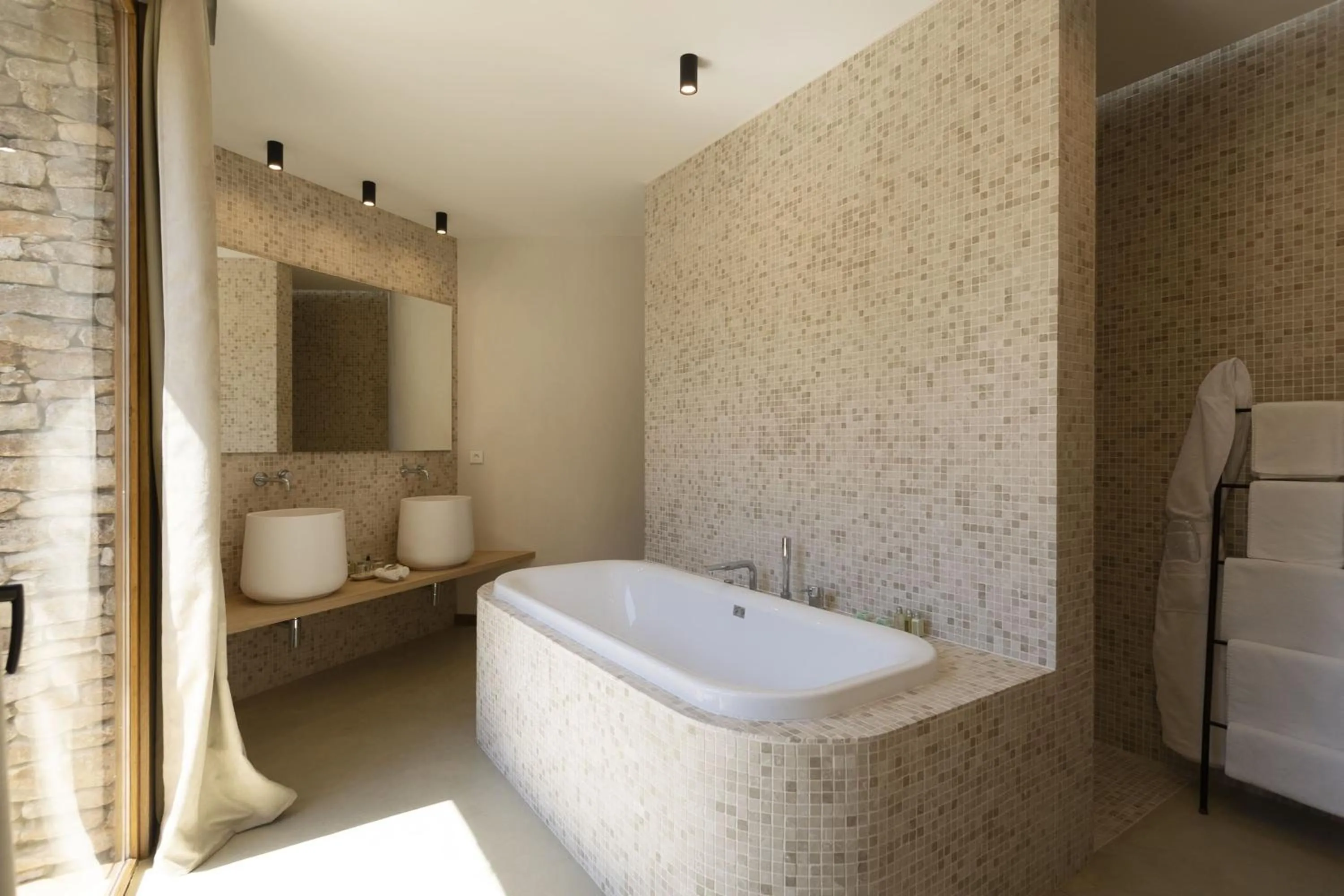 Bathroom in A SPERANZA Suites avec piscine privative chauffée