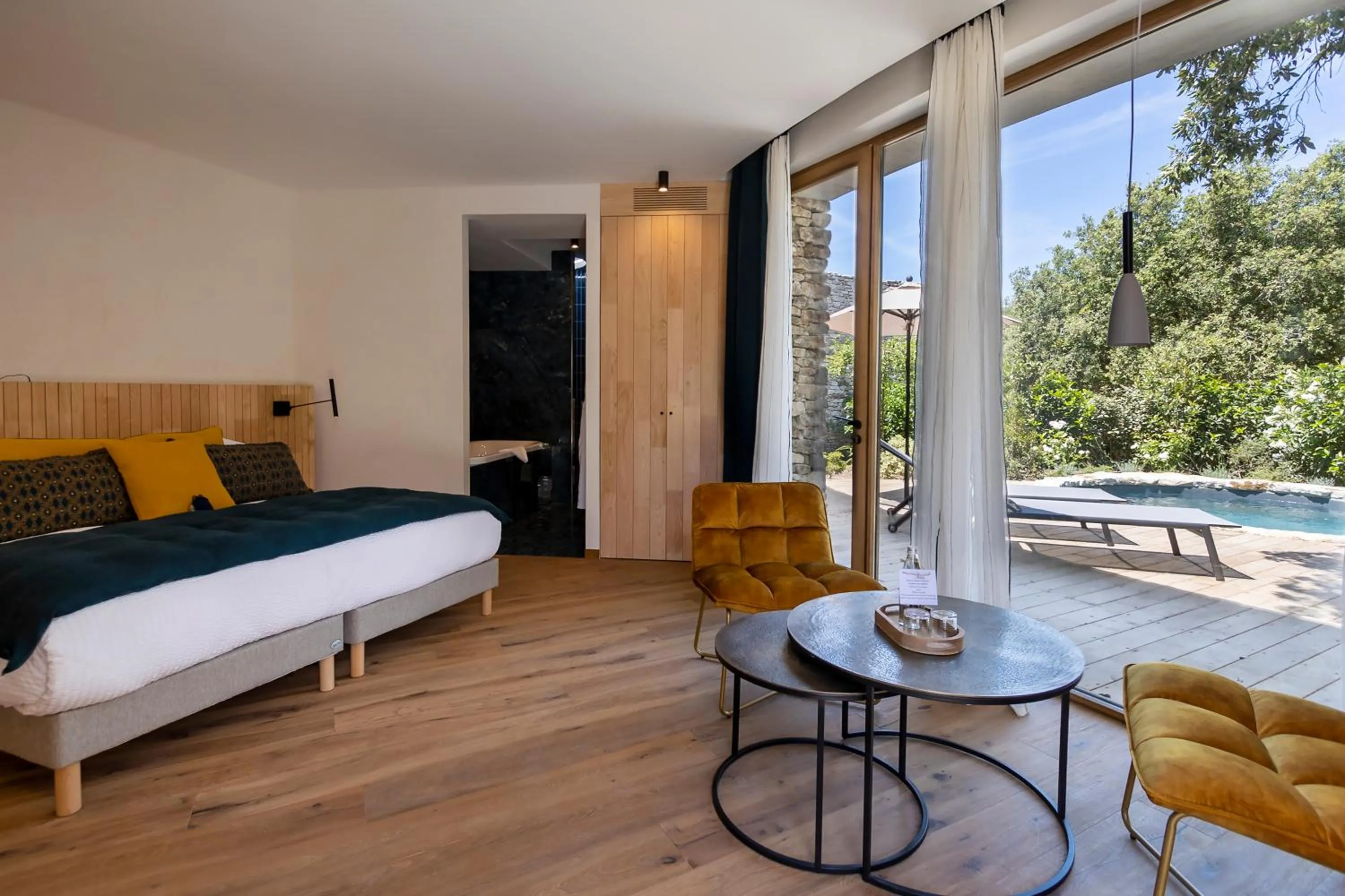 Photo of the whole room, Bed in A SPERANZA Suites avec piscine privative chauffée