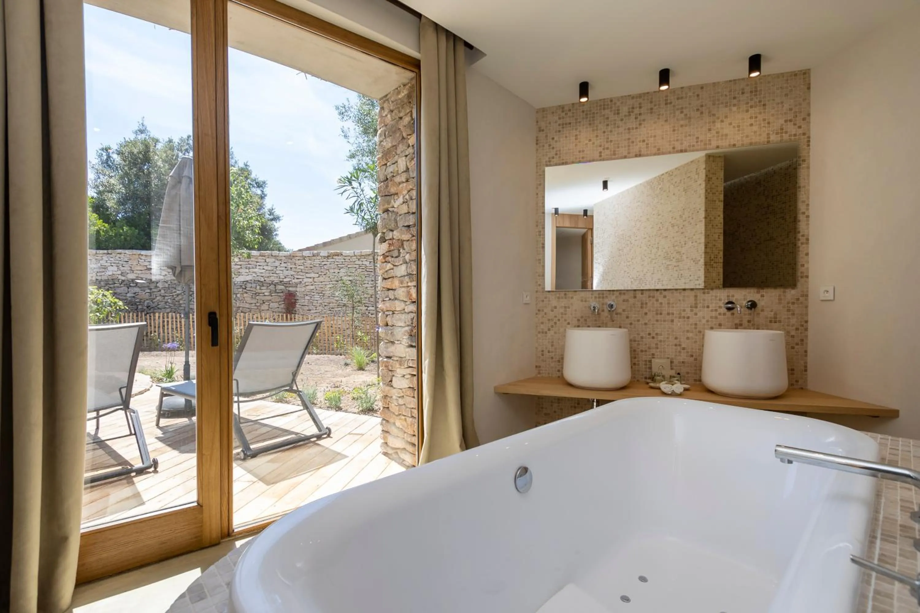 Bathroom in A SPERANZA Suites avec piscine privative chauffée