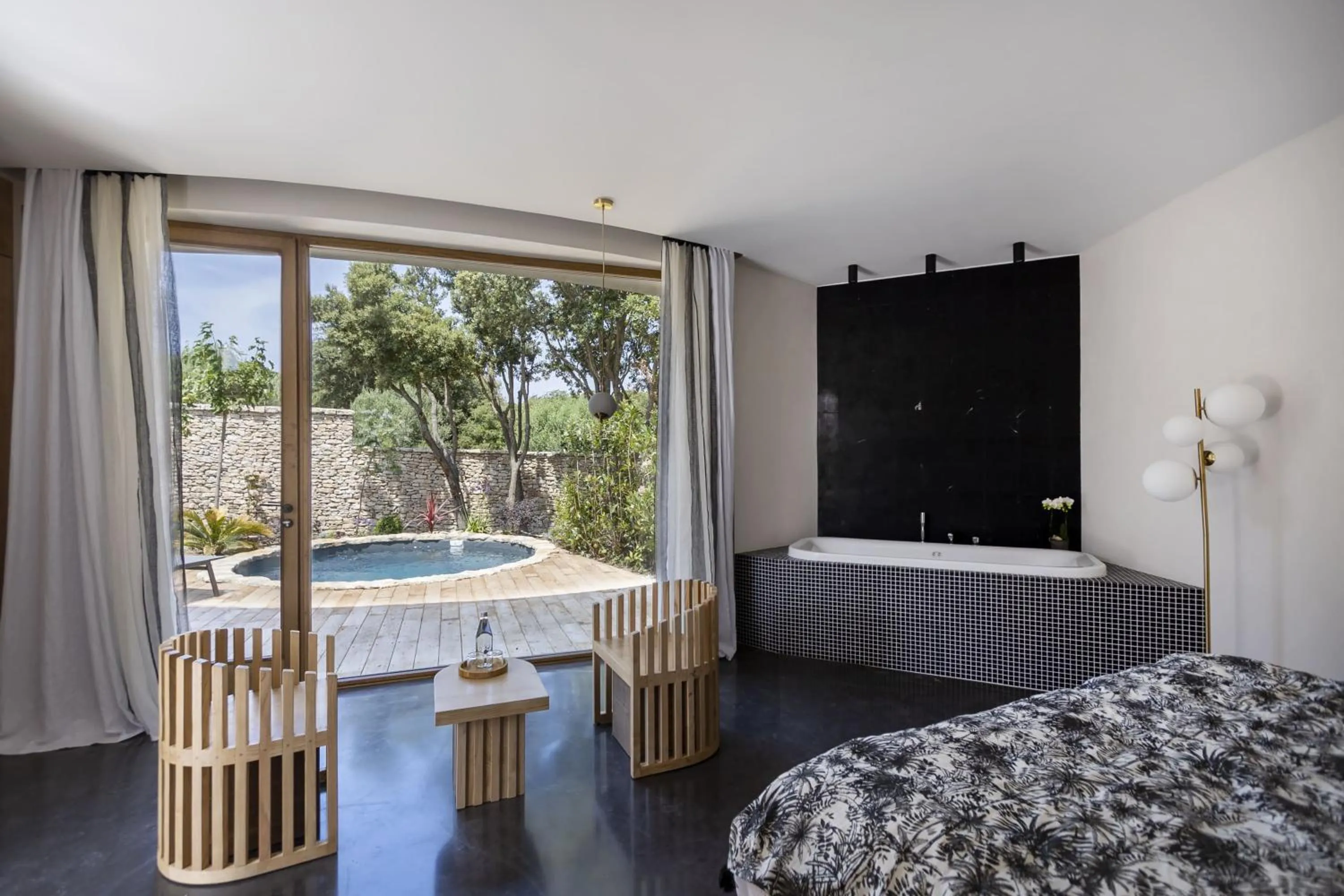 Photo of the whole room, Bed in A SPERANZA Suites avec piscine privative chauffée