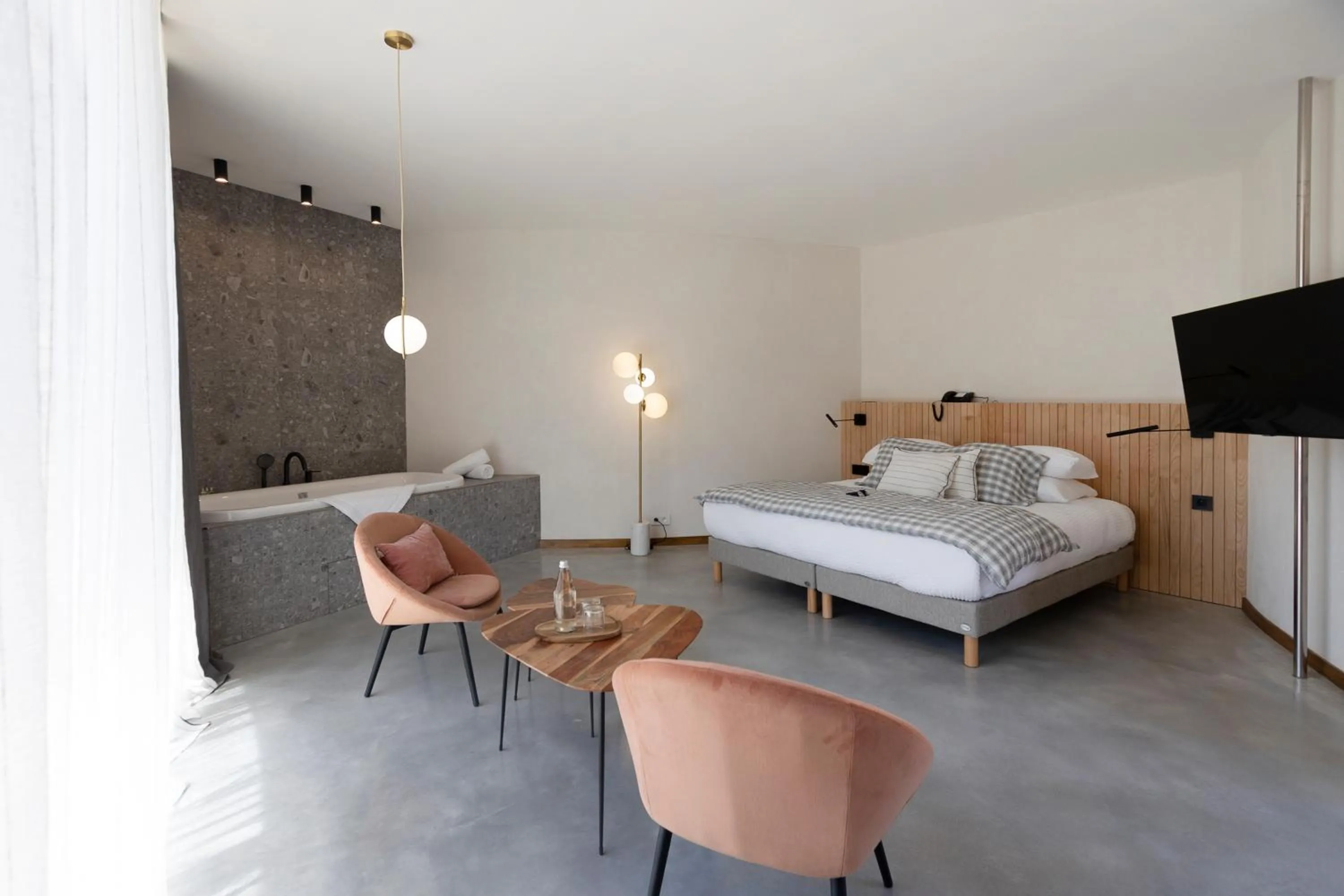 Photo of the whole room, Bed in A SPERANZA Suites avec piscine privative chauffée