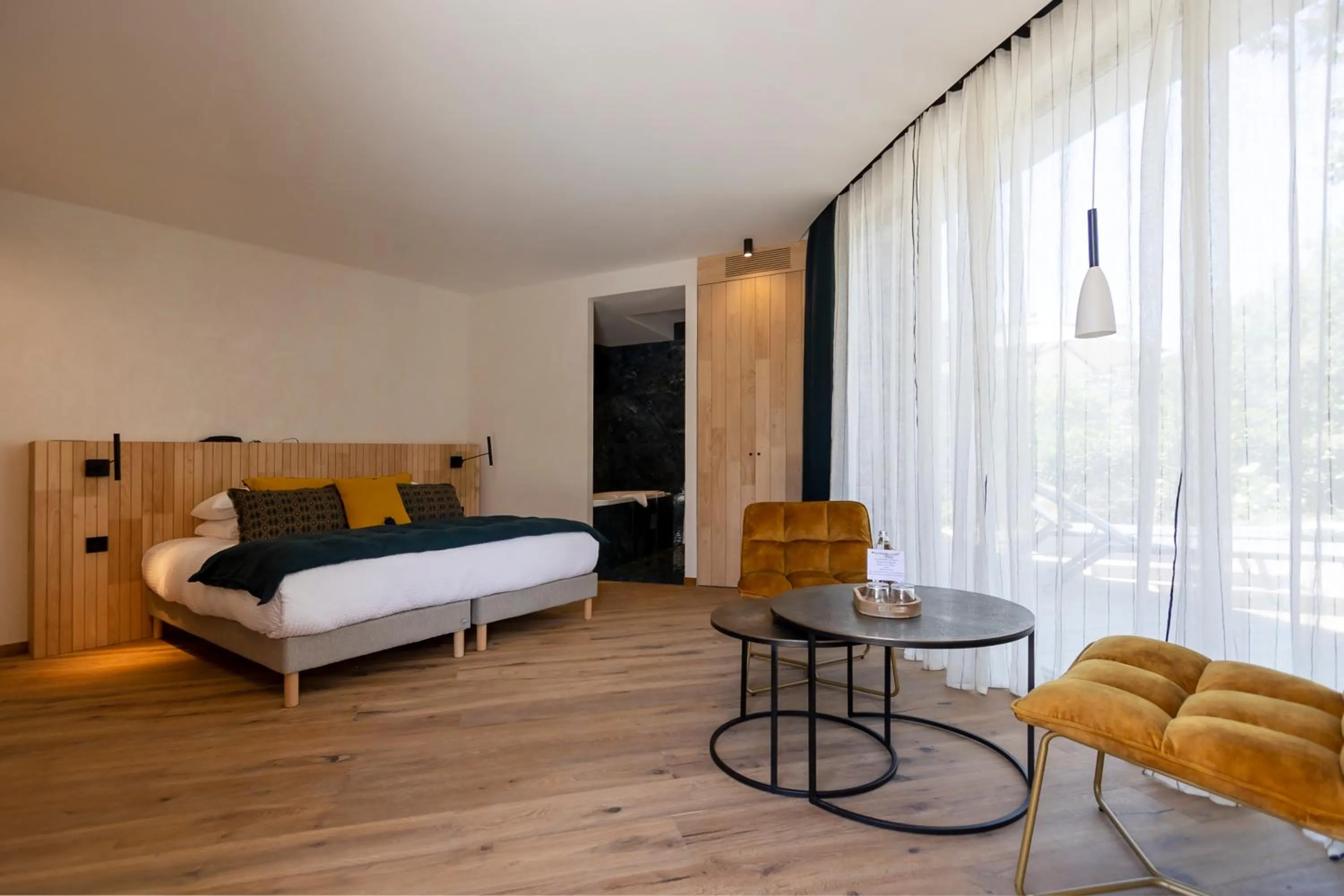 Photo of the whole room, Bed in A SPERANZA Suites avec piscine privative chauffée