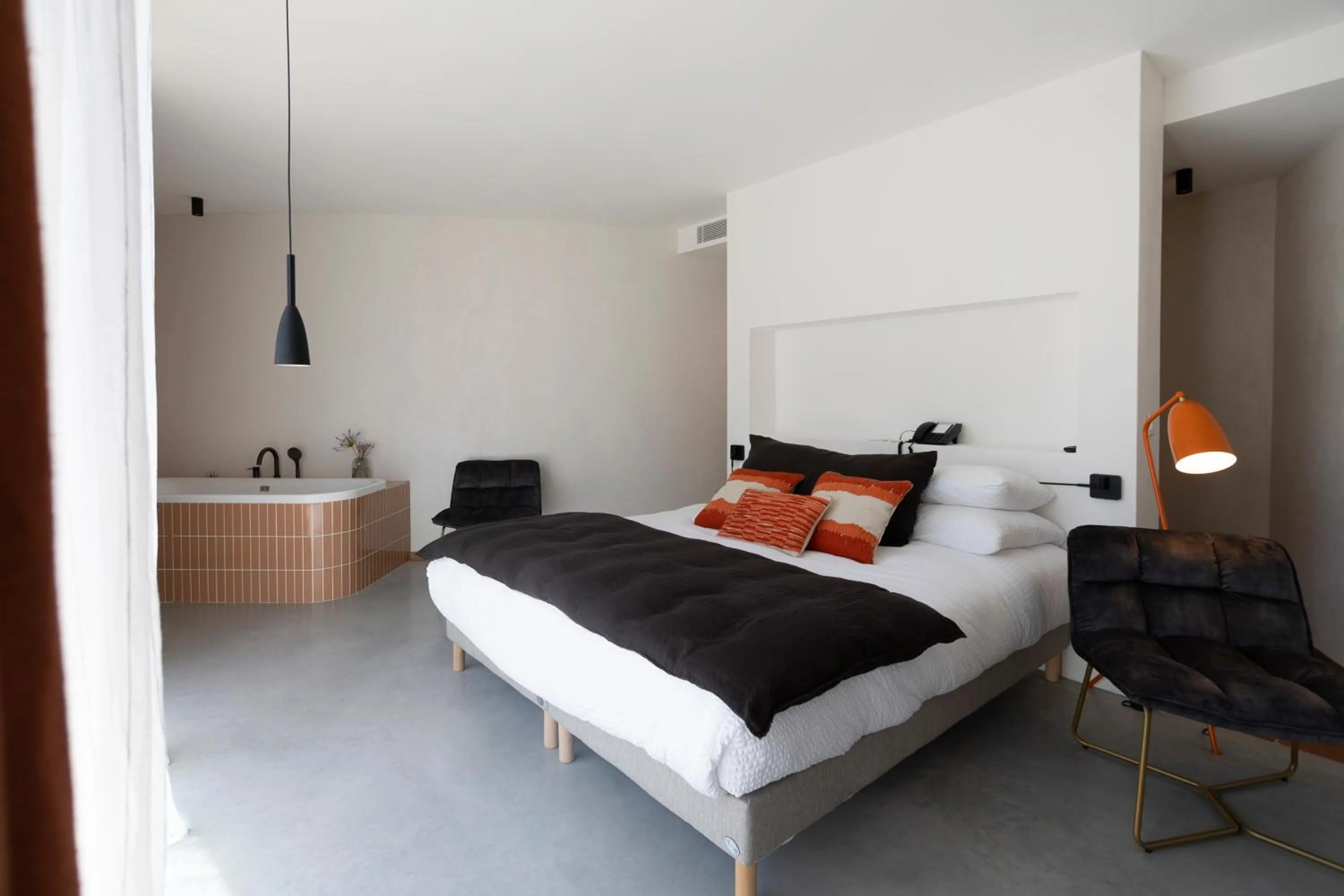 Photo of the whole room, Bed in A SPERANZA Suites avec piscine privative chauffée