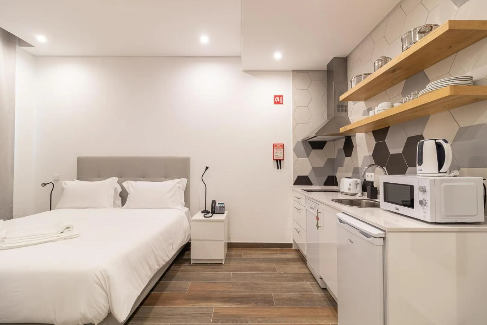 Coffee/tea facilities, Bed in Roots Hotel