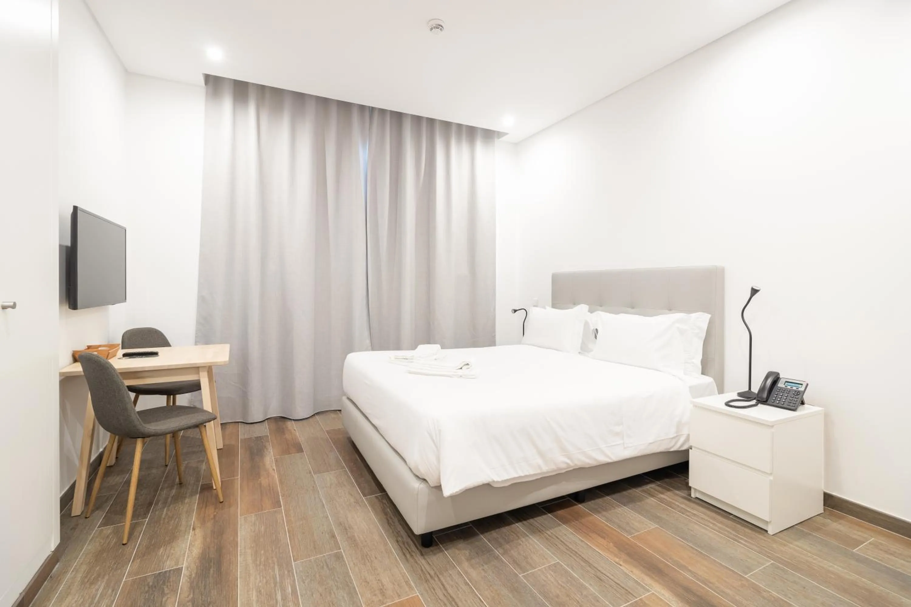 Bedroom, Bed in Roots Hotel