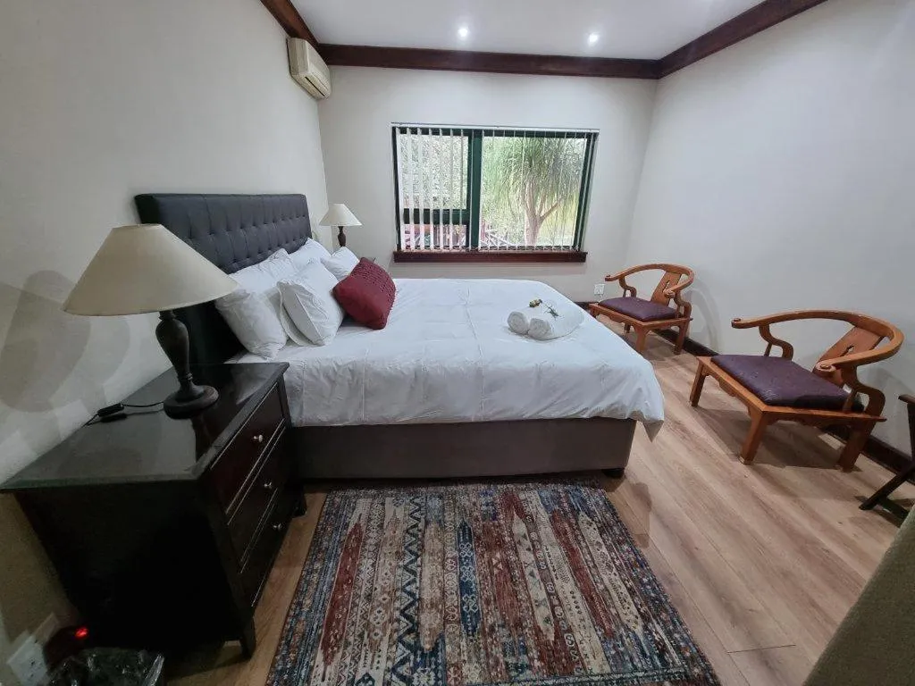 Photo of the whole room, Bed in Cussonia Country Home