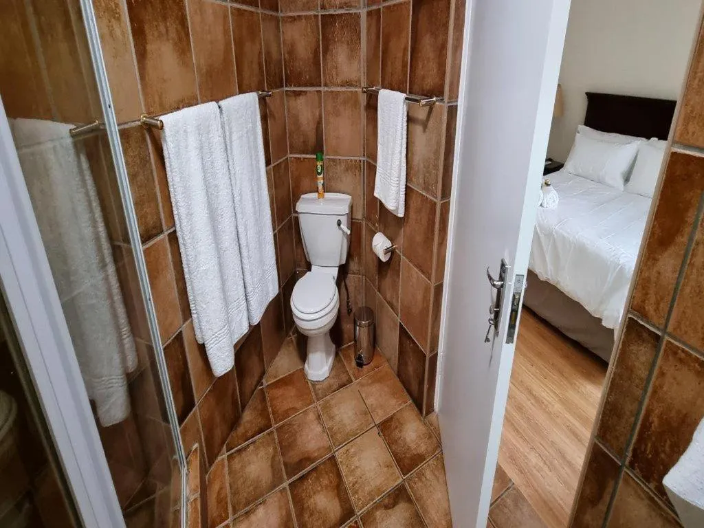 Bathroom, Bed in Cussonia Country Home