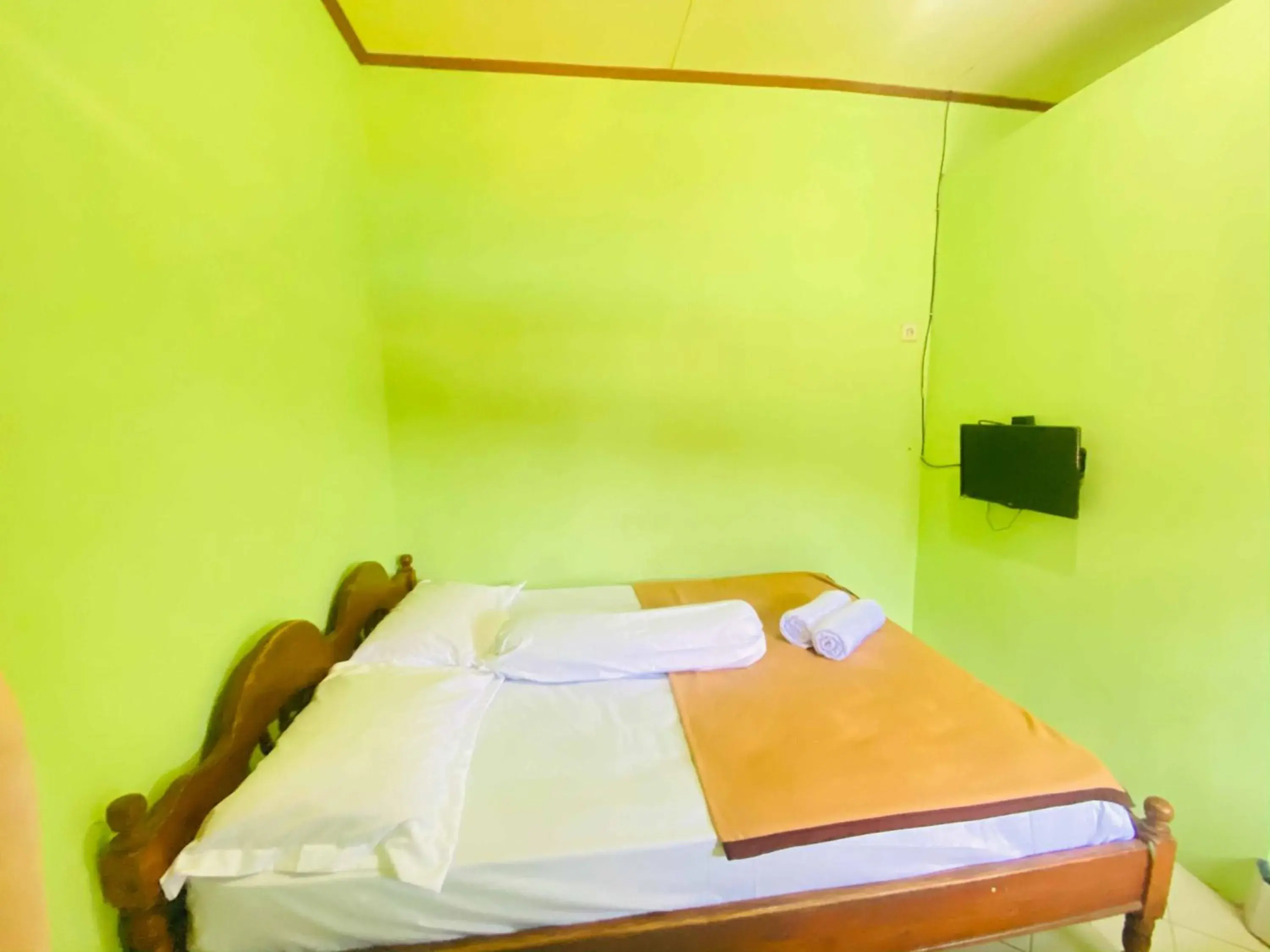 Bedroom, Bed in Hotel Gerung 1 near Alun Alun Nganjuk Mitra RedDoorz Bedroom, Bed in Hotel Gerung 1 near Alun Alun Nganjuk Mitra RedDoorz