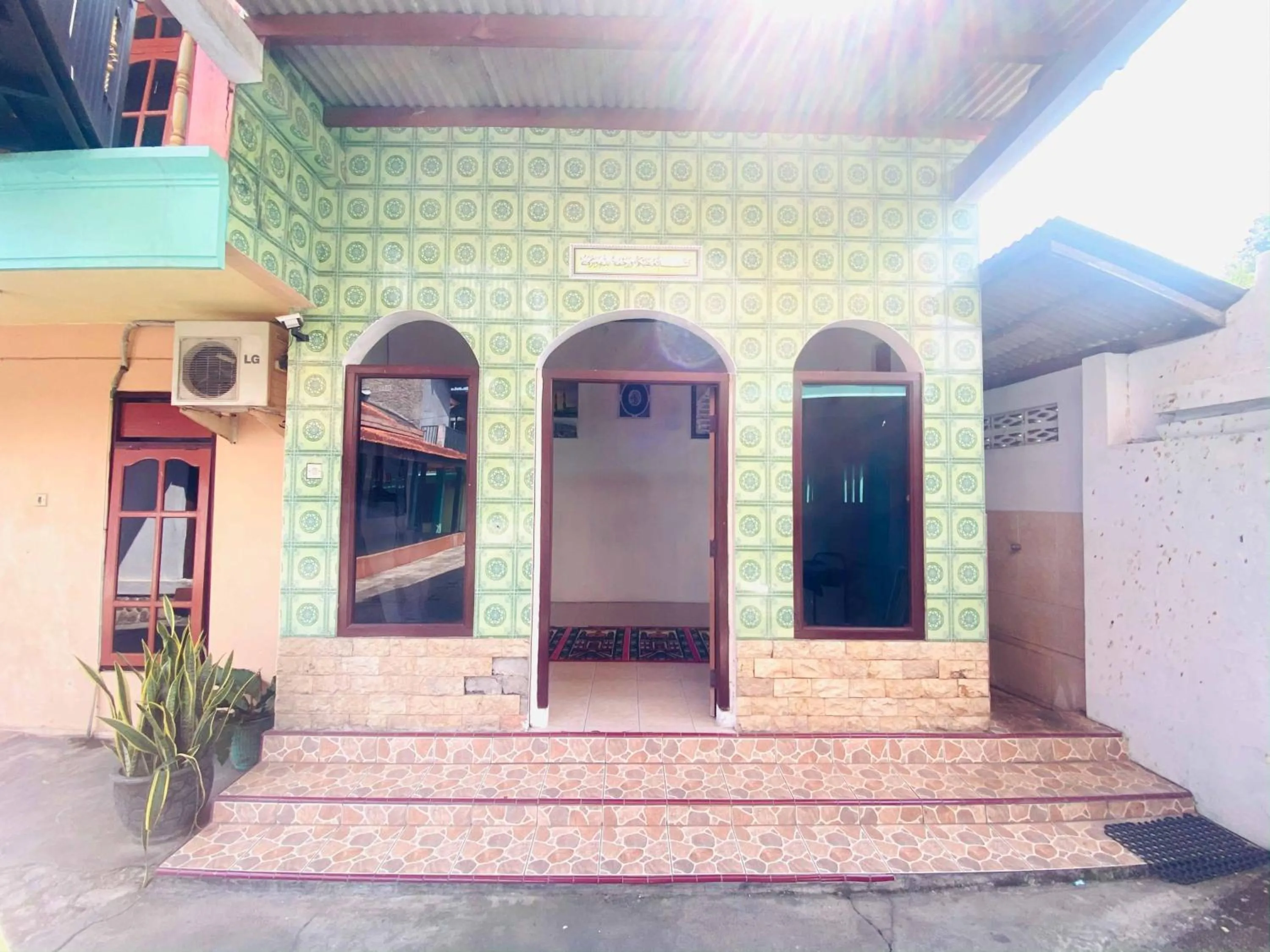 Facade/entrance in Hotel Gerung 1 near Alun Alun Nganjuk Mitra RedDoorz