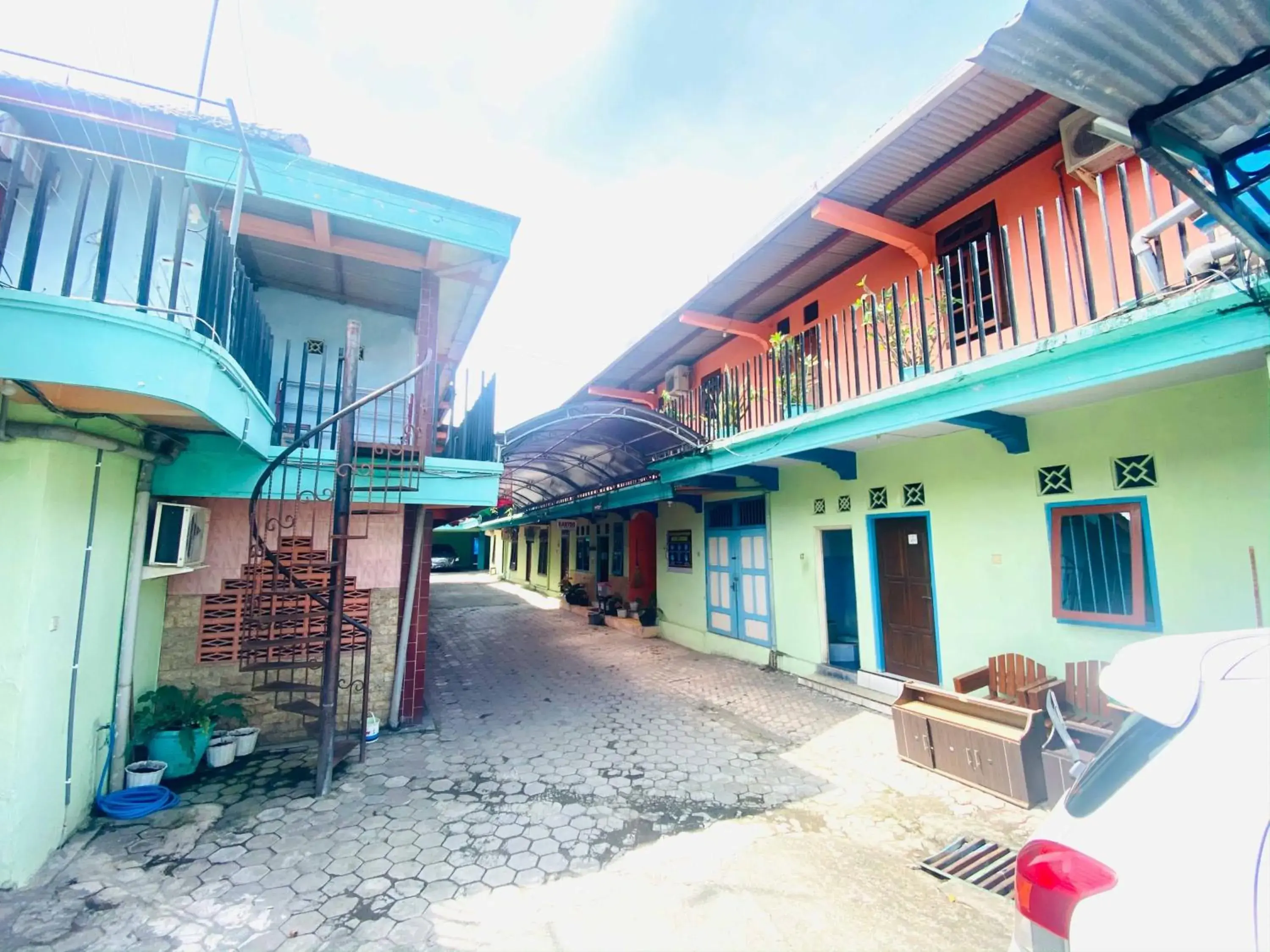 Property building in Hotel Gerung 1 near Alun Alun Nganjuk Mitra RedDoorz Property building in Hotel Gerung 1 near Alun Alun Nganjuk Mitra RedDoorz