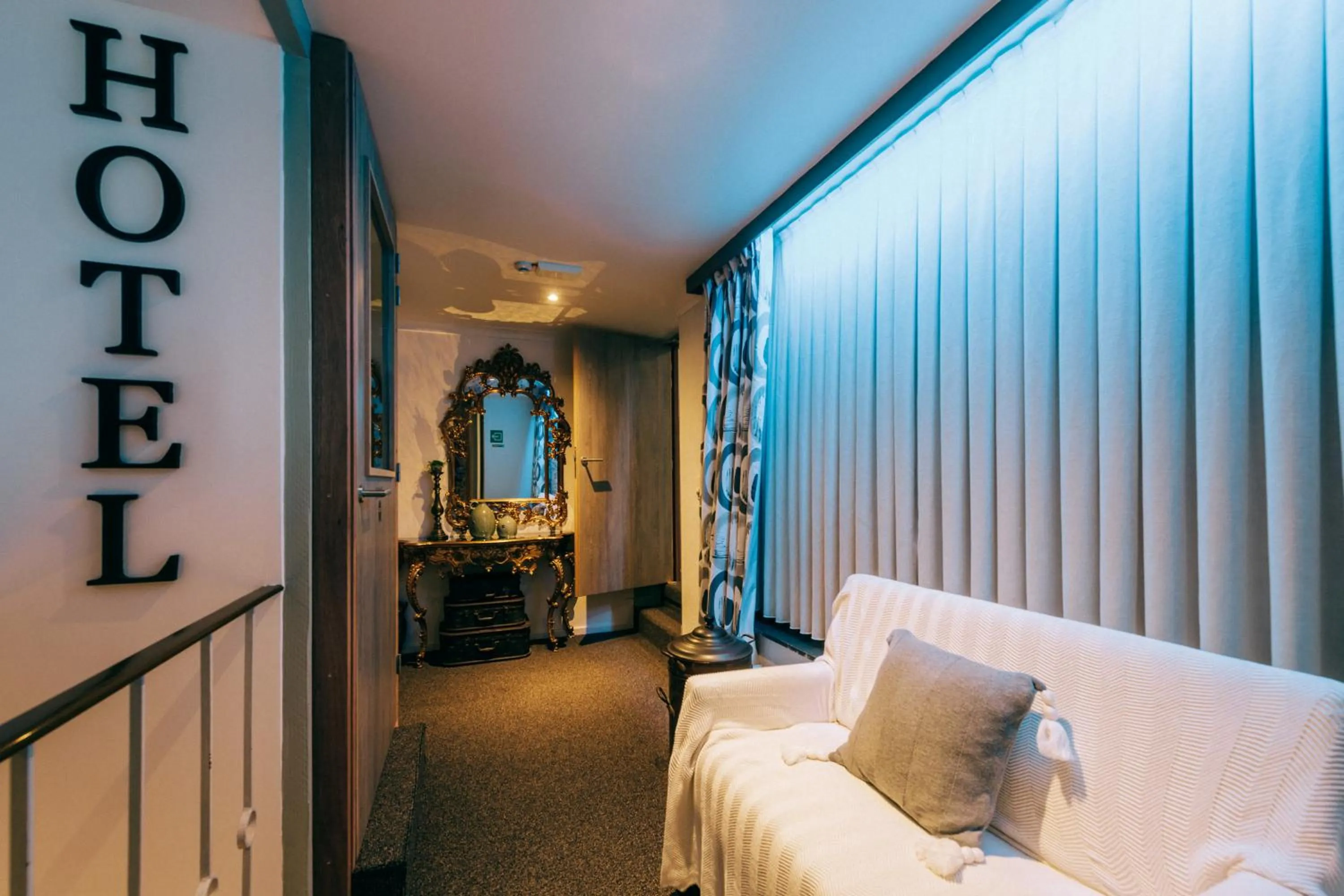 Seating area, Bed in Hotel De Kalvaar