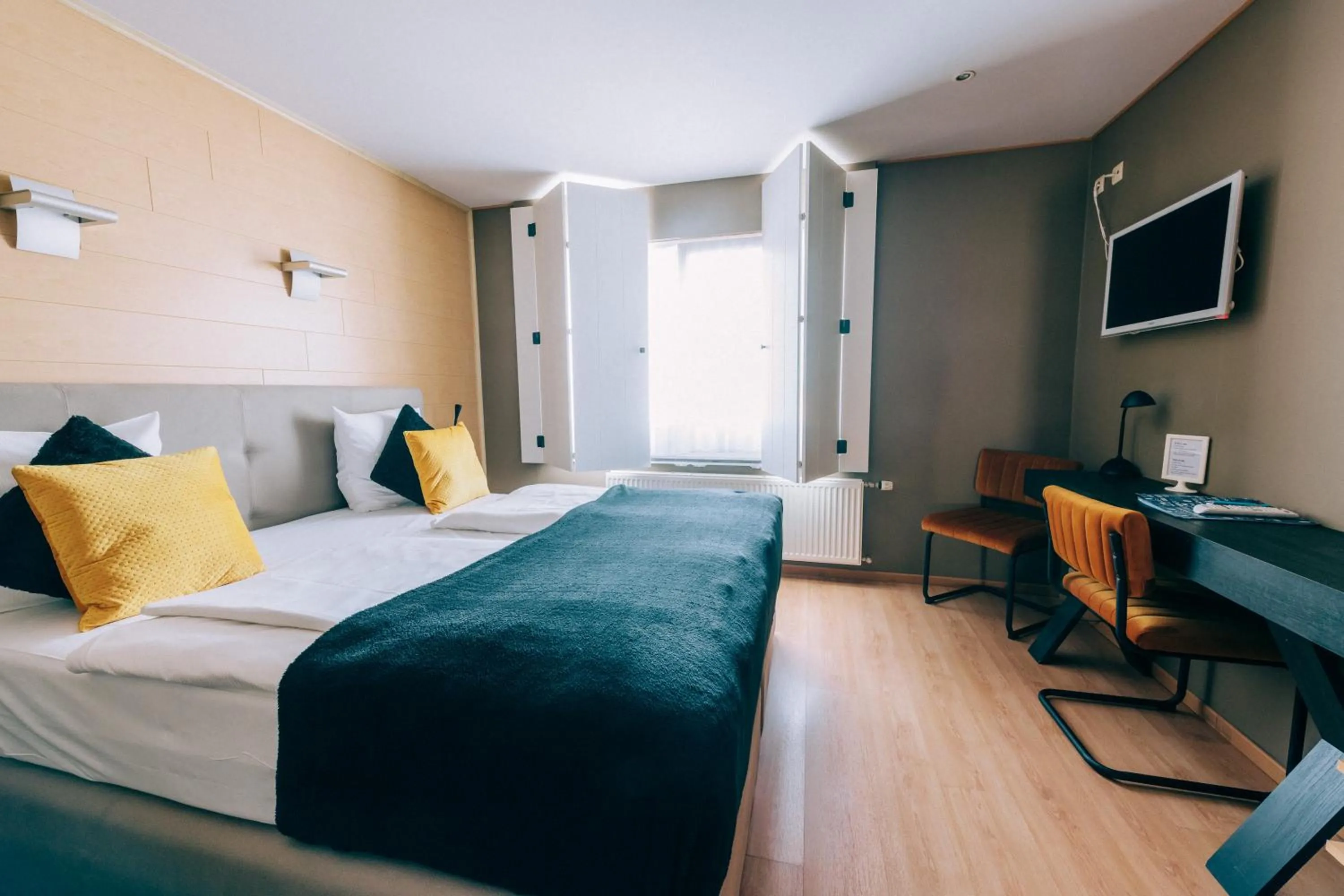 Communal lounge/ TV room, Bed in Hotel De Kalvaar