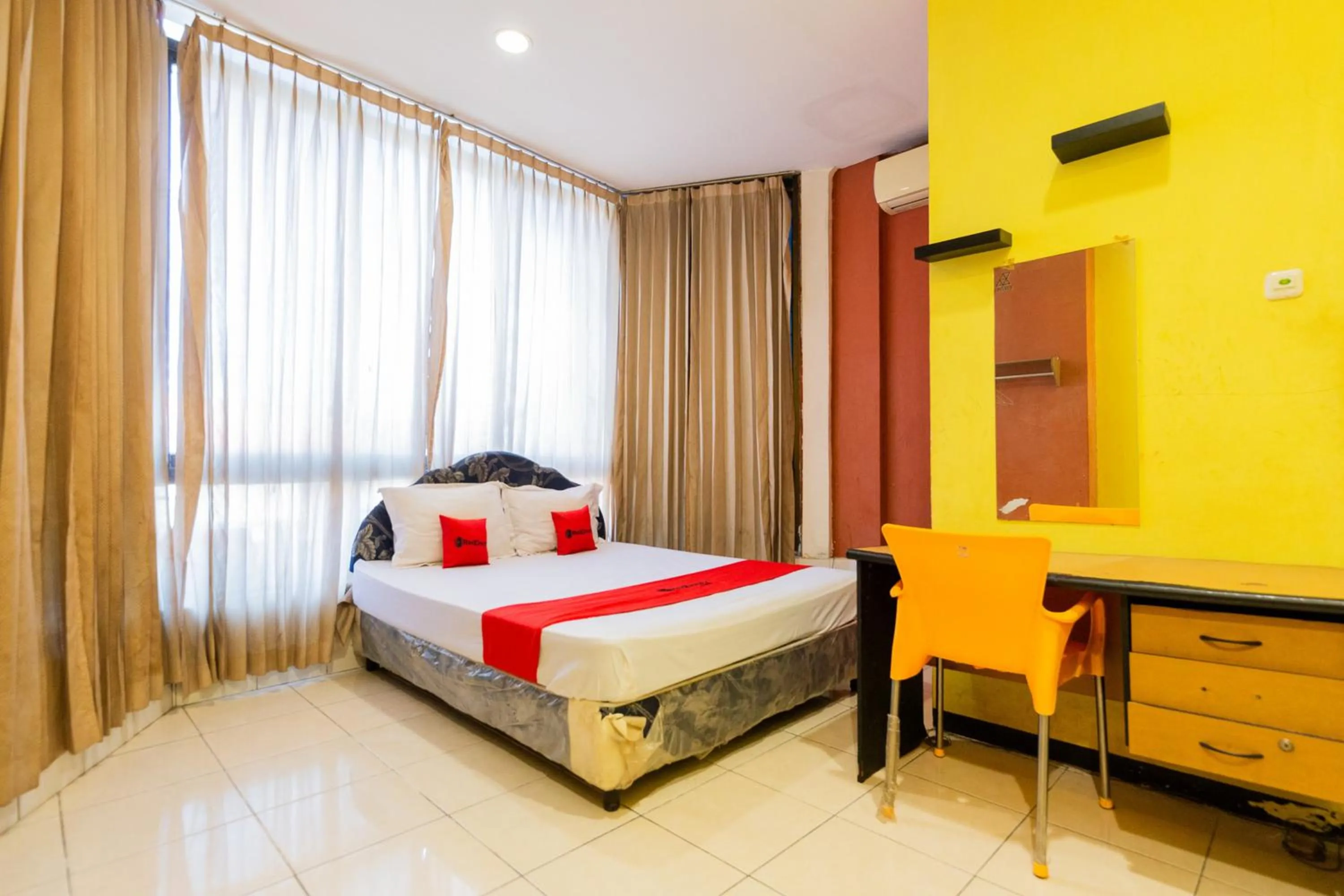 Bedroom, Bed in RedDoorz at Sparkling Hotel near Stasiun Gubeng Surabaya