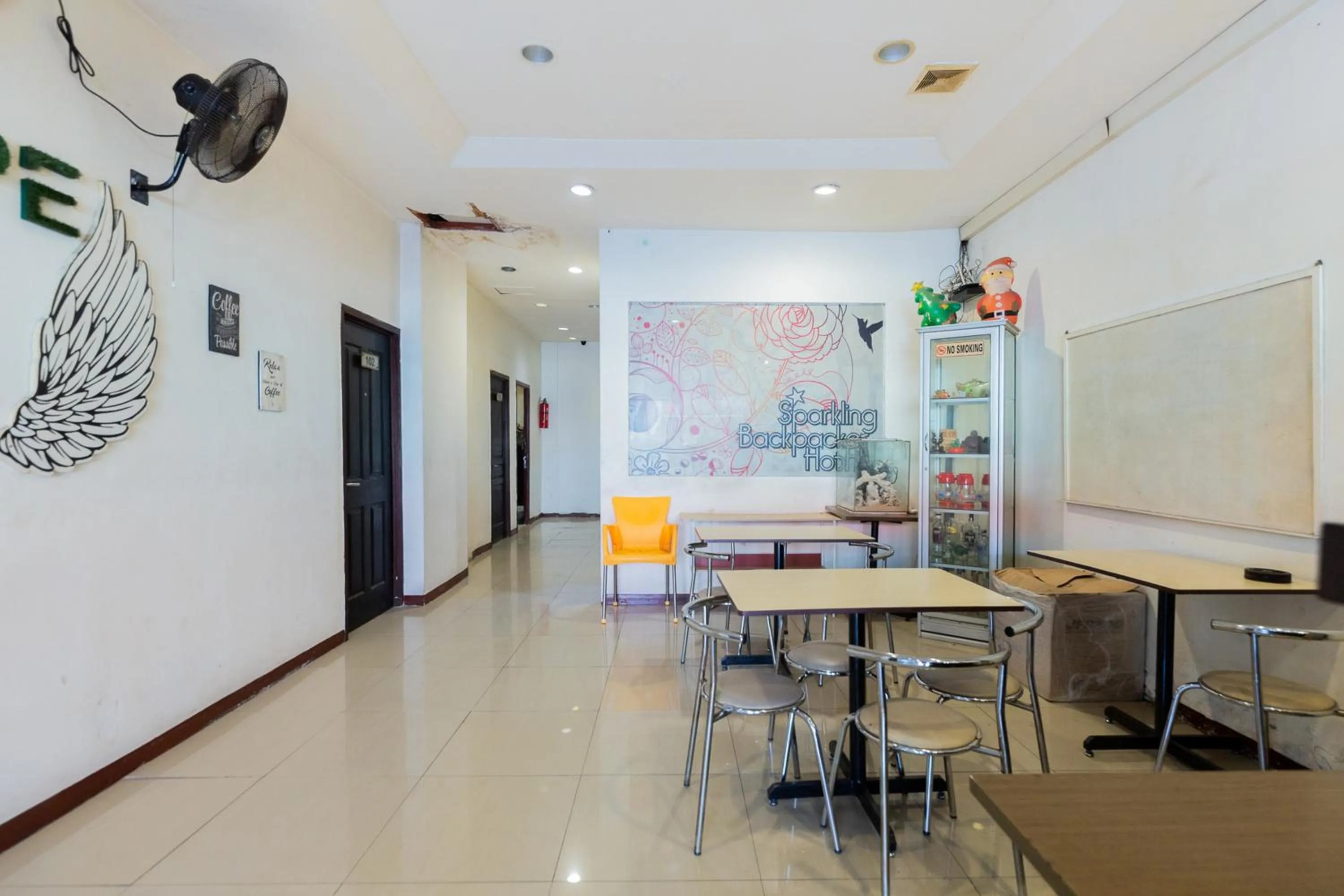 Seating area in RedDoorz at Sparkling Hotel near Stasiun Gubeng Surabaya