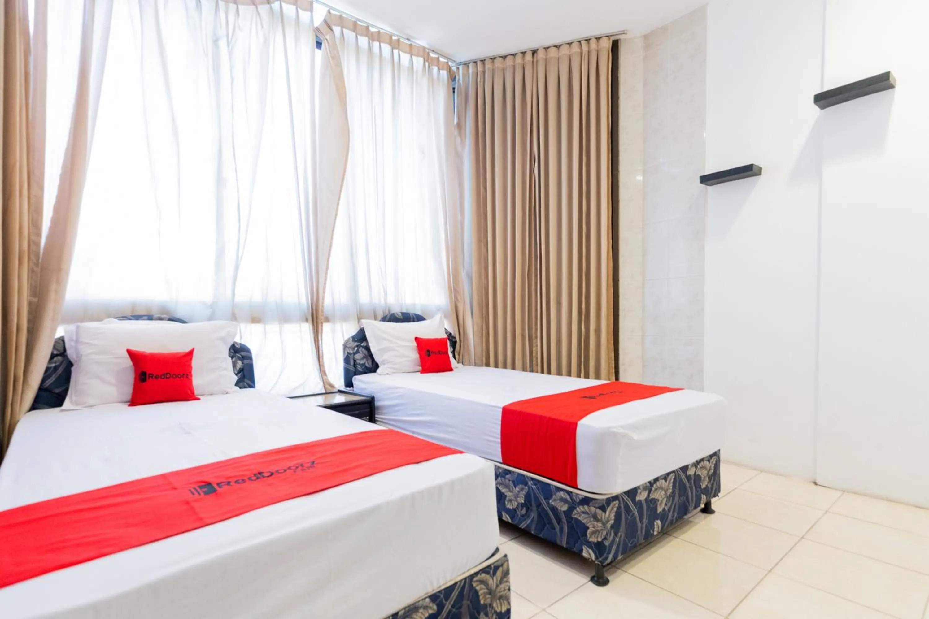 Bedroom, Bed in RedDoorz at Sparkling Hotel near Stasiun Gubeng Surabaya