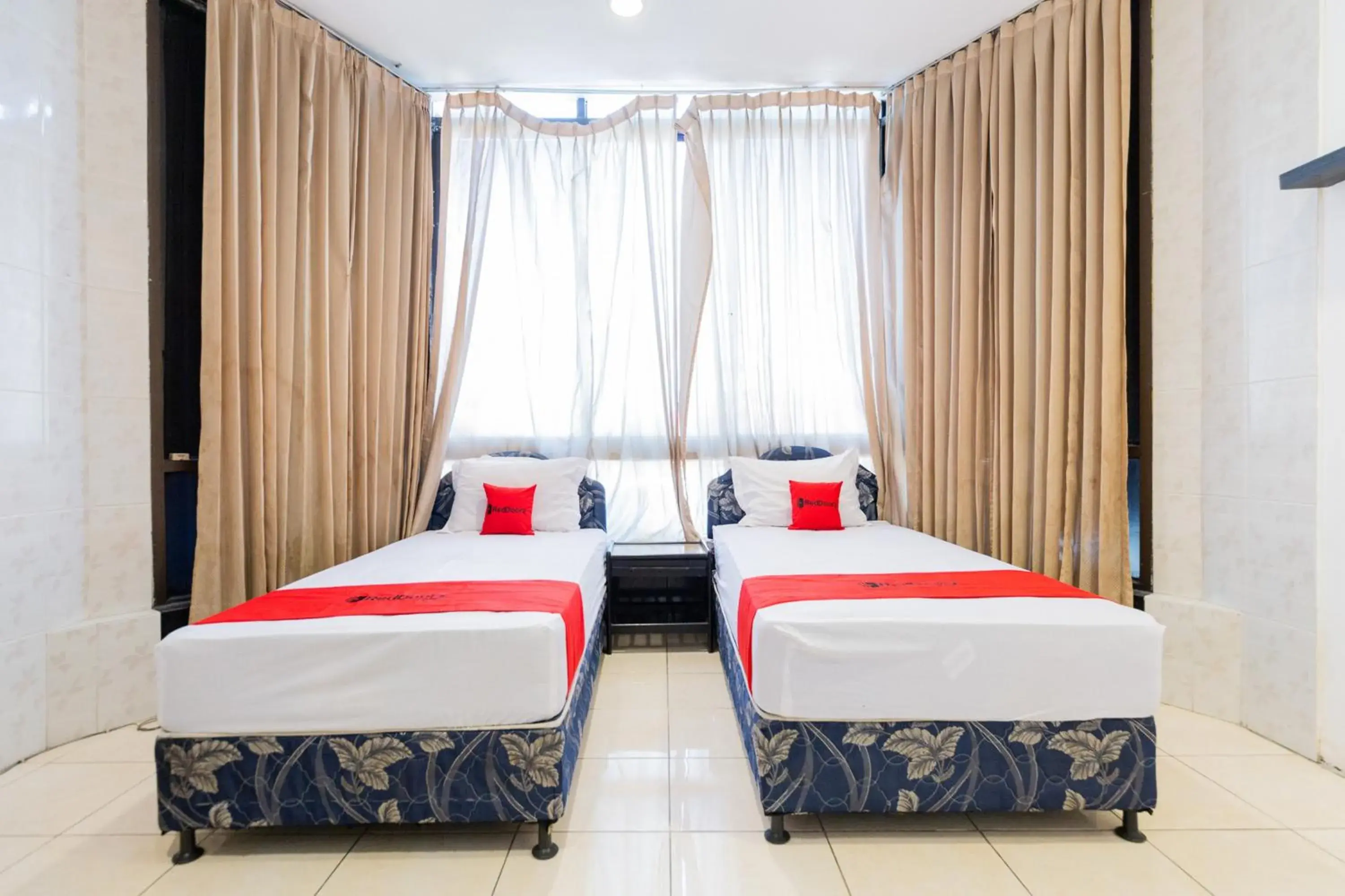 Bedroom, Bed in RedDoorz at Sparkling Hotel near Stasiun Gubeng Surabaya Bedroom, Bed in RedDoorz at Sparkling Hotel near Stasiun Gubeng Surabaya