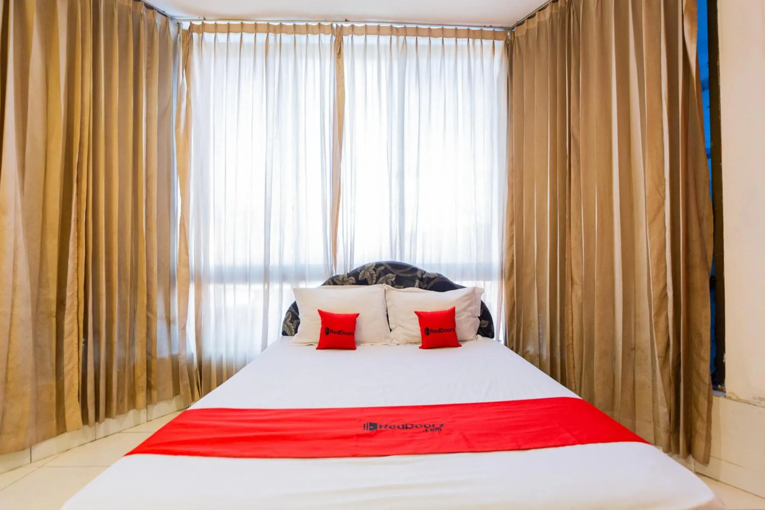 Bedroom, Bed in RedDoorz at Sparkling Hotel near Stasiun Gubeng Surabaya Bedroom, Bed in RedDoorz at Sparkling Hotel near Stasiun Gubeng Surabaya