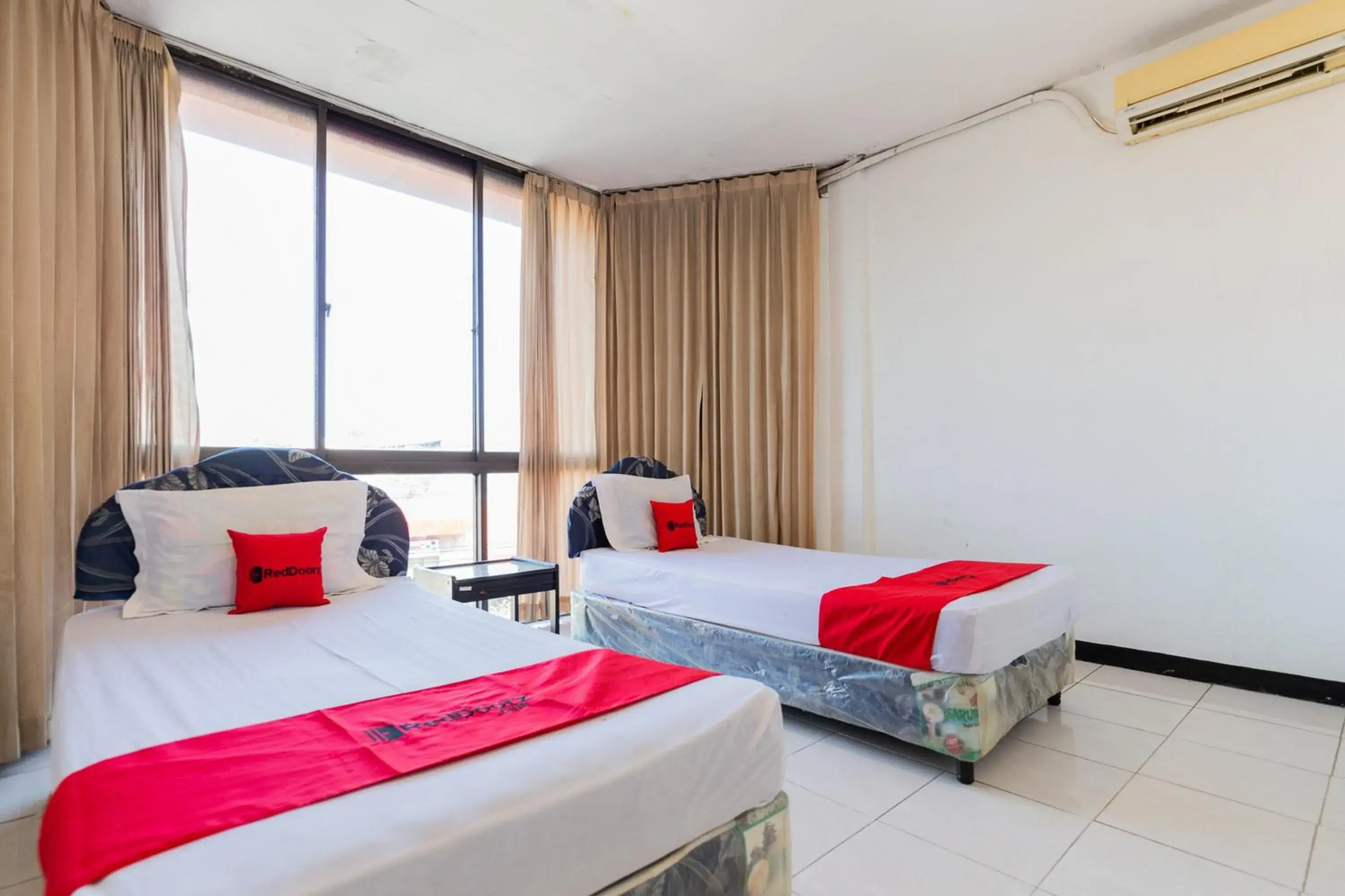 Standard Twin Room in RedDoorz at Sparkling Hotel near Stasiun Gubeng Surabaya Standard Twin Room in RedDoorz at Sparkling Hotel near Stasiun Gubeng Surabaya