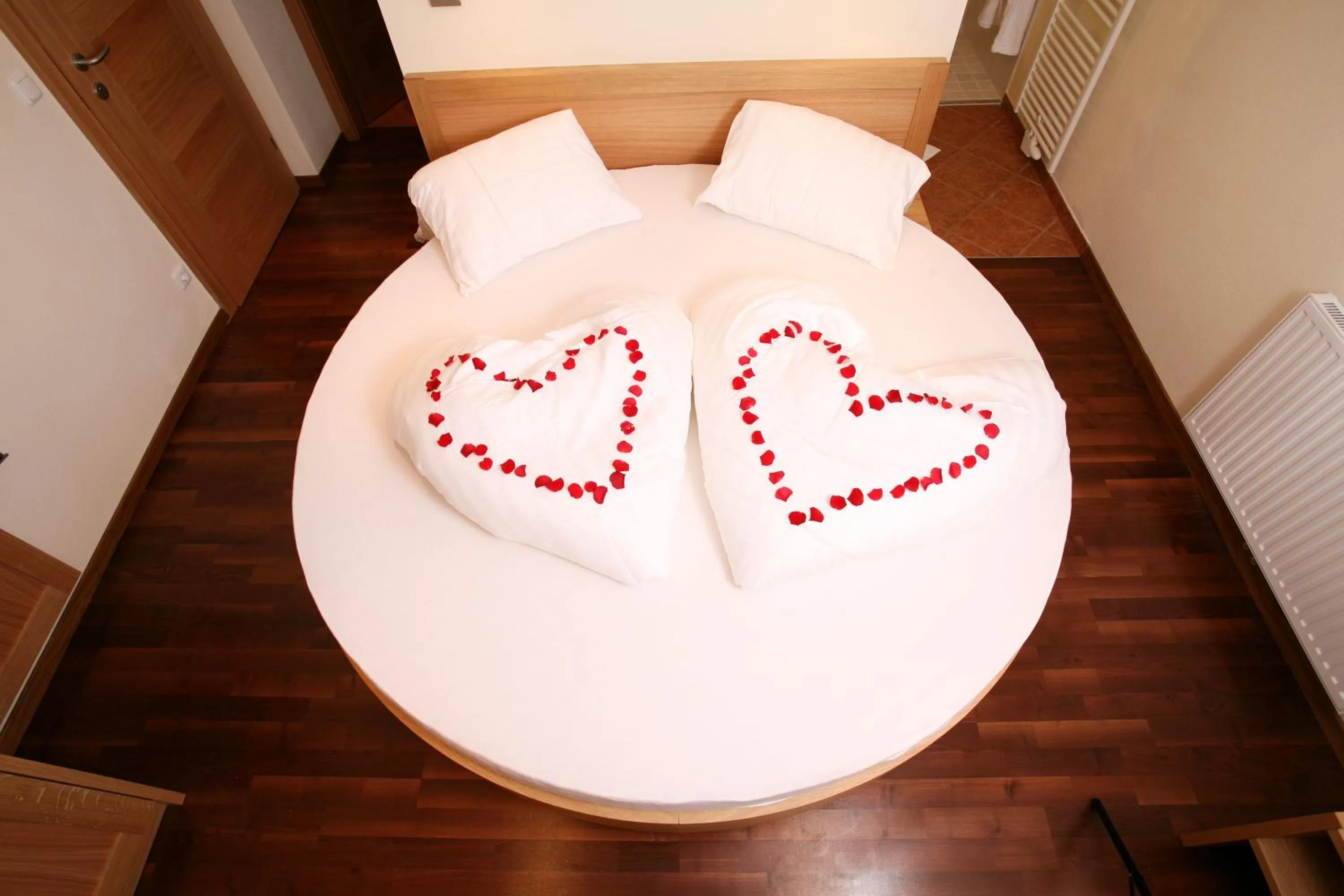 Photo of the whole room, Bed in Hotel Bürglstein